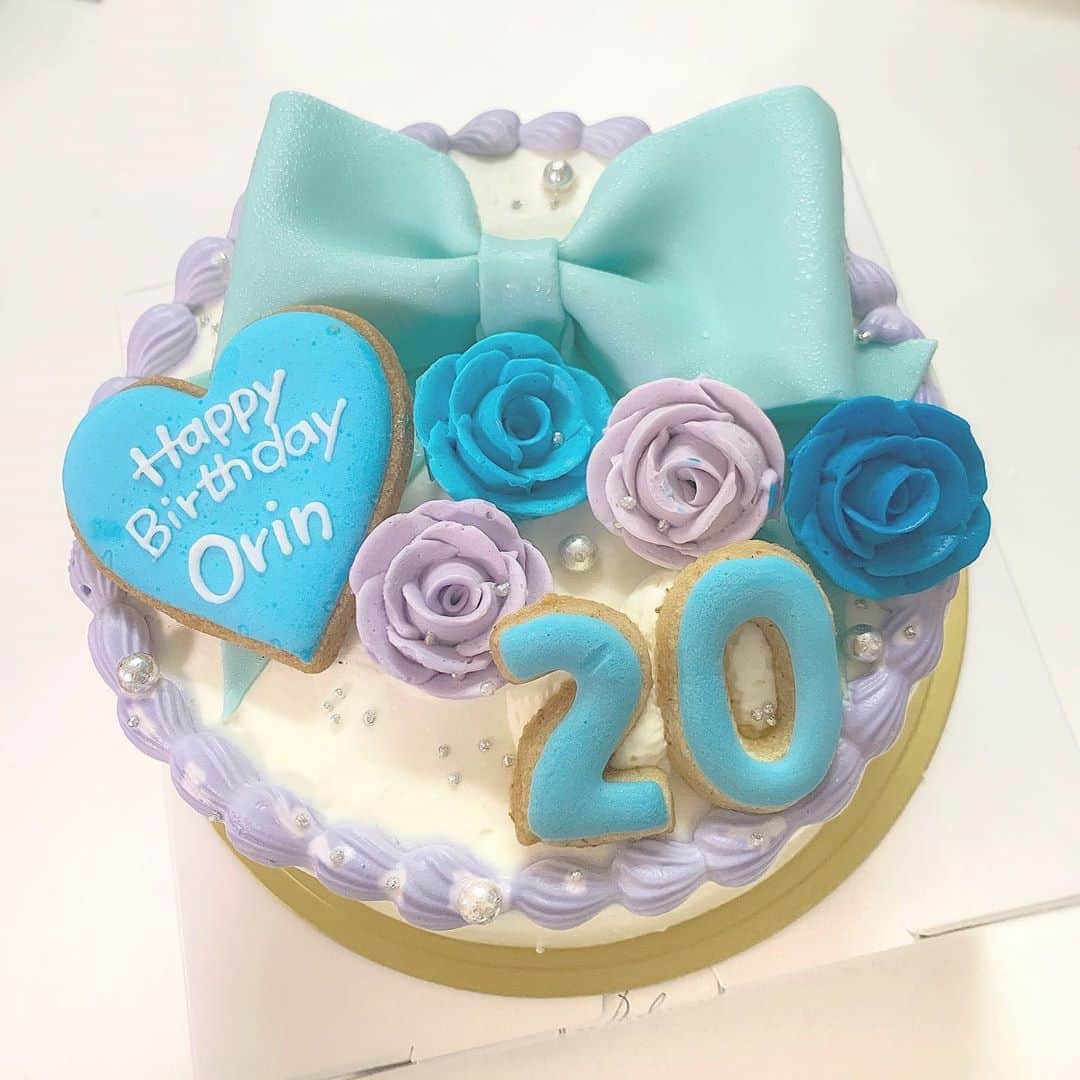 武藤小麟のインスタグラム：「🤍 . 20歳のお誕生日ケーキは姉が選んでくれました🐿☁️ 可愛すぎて震えました…🥺🎂 @tommuto_official  . #大好きな水色🐬 #birthdaycake #cake #ケーキ」