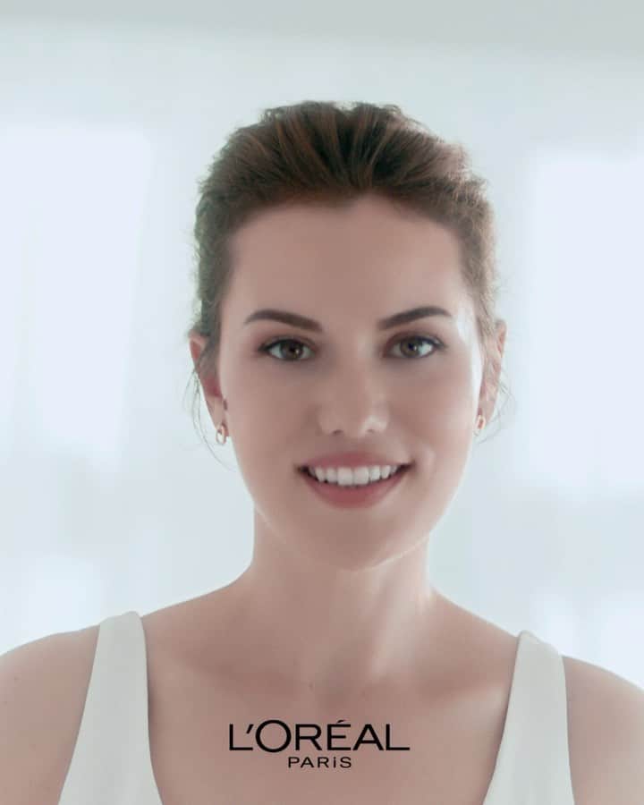 Fahriye Evcenのインスタグラム：「Çok konuşulmasının bir nedeni var ✨ L’Oréal Paris Hyaluron Uzmanı reklam filmi için geri sayım başlasın! 💜 Çook heyecanlıyım.. 🤩 #cildinegüzellikdolsun #HyaluronUzmanı #Çünkübizbunadeğeriz @lorealparis」