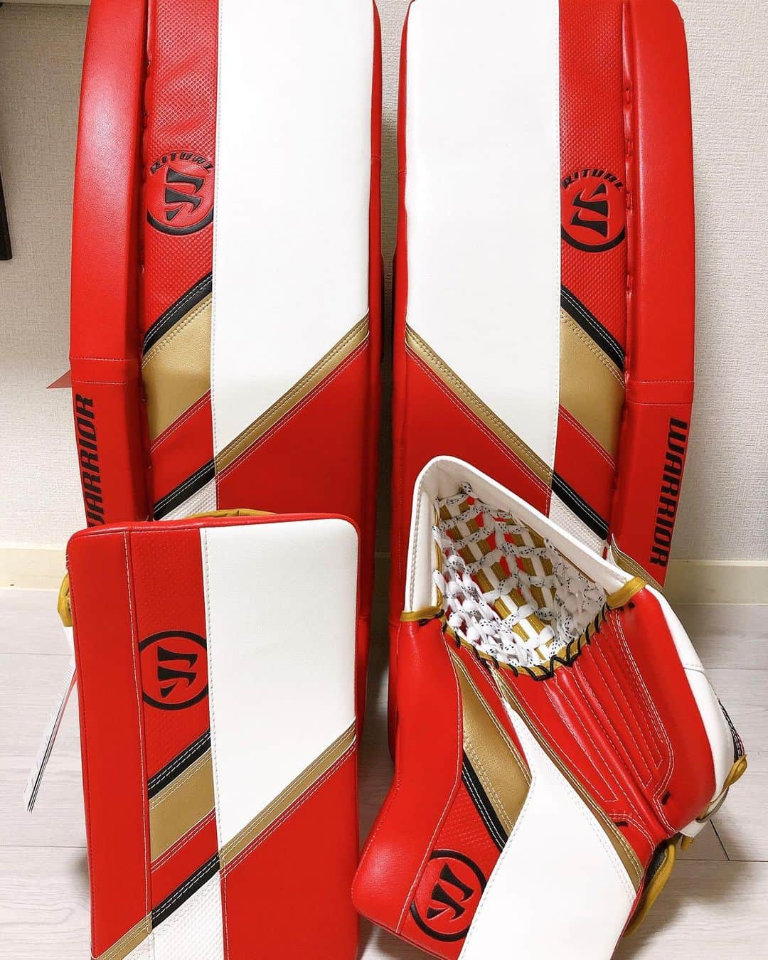 のインスタグラム：「❤️🖤🤍  @hockeyshop_max @warriorgoalie  #denso #White×Red×Gold×Black」