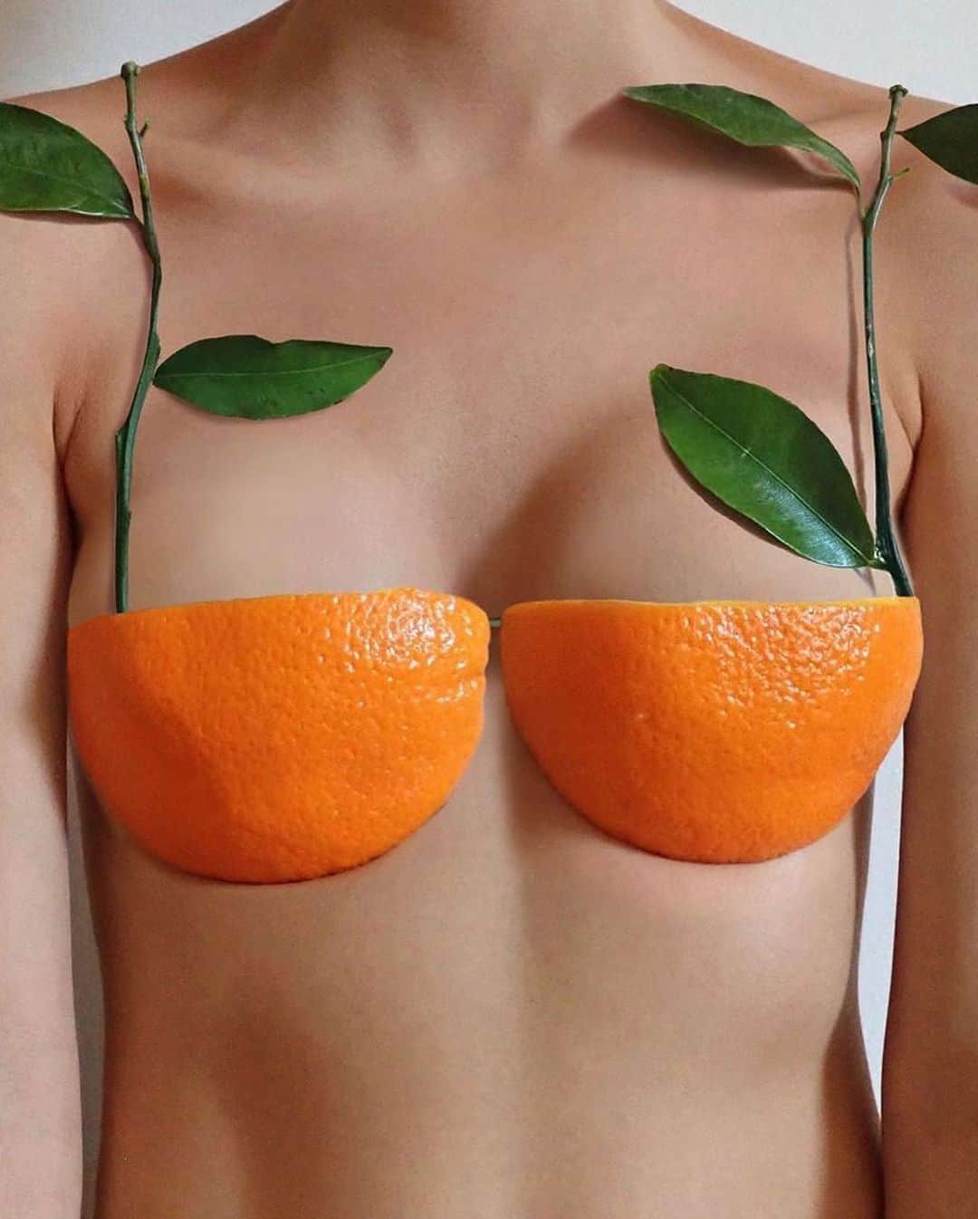 i-Dさんのインスタグラム写真 - (i-DInstagram)「Why do food and fashion go together so well?⁣🍽 ⁣ From @Jacquemus' plate harness bag, to @gabbois' Vitamin C cup bra, we unpack summer’s most delectable trend. 🍊⁣🍊 ⁣ Read more on spring’s most surreal accessories at the link in our bio. ⁣ .⁣ .⁣ .⁣ Text @zoekends⁣ ⁣ 1) Photography @tyronelebon [The Q+a Issue, No. 324, Spring 13]⁣ 2) @jaquemus⁣ 3) @gabbois」7月23日 22時51分 - i_d