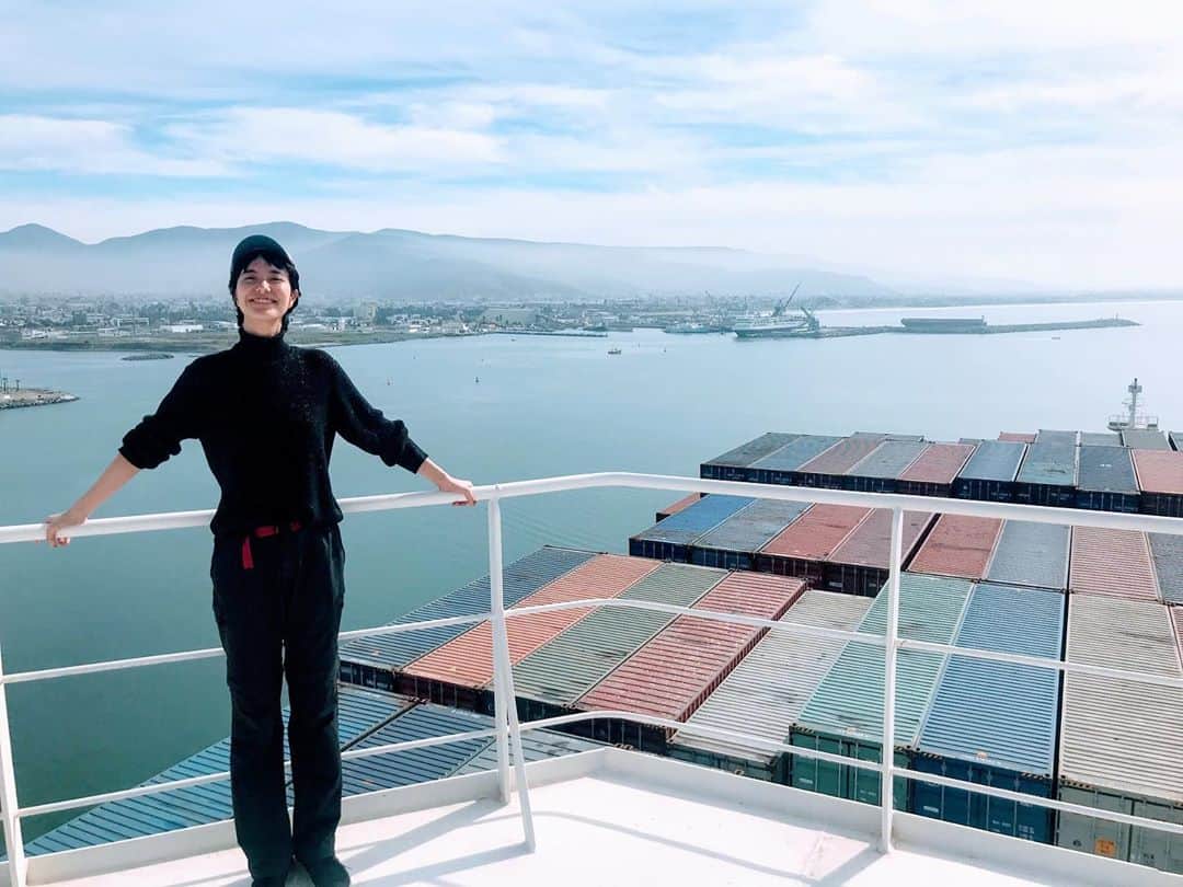 小野りりあんのインスタグラム：「今日は海の日！﻿ 貨物船でメキシコから日本へ帰ってきた時の写真と共に…﻿ ﻿ あなたにとって海とは？﻿ わたしにとっては、神秘的なお母さんかな♪﻿ ﻿ #seemysea #soajapan #波を広げよう@soa_japan 企画チャレンジ﻿ 実はこれ1投稿につき78円海洋保護団体に寄付がされます💫﻿ (↑のタグをつけると)﻿ ﻿ この海を繋ぐバトンを、﻿ 繋いでくれる人大募集❣️﻿ ﻿ 是非受け取ってください🙏﻿ ﻿ この青く大切な海、星を、美しいまま未来に繋げていきたい。  @alisa_f バトンありがとう❣️遅くなっちまってごめんよ🙏﻿ ﻿ —————﻿ ▼バトン詳細﻿ 《#seemysea 海と繋がろうチャレンジ 7/16-7/23》﻿ ﻿ 【みんなの一歩が海を守ることに---＞１投稿につき、73円を寄付】﻿ ﻿ 7月23日は海の日🌊﻿ 皆さん、Covid-19の影響でなかなか外出できていないですよね..。﻿ でも、こういう時こそ！海好きもそうでない人も、「あなたにとっての海」を写真でシェアして、想いのバトンを繋げましょう🌞﻿ ﻿ 実は海ではこんなことが起こっています…﻿ 🐠2050年にはプラスチックの重量がお魚の重量を超えてしまうと言われている﻿ 🐡毎年800万トンのプラスチックが海に流れている﻿ 🐟700種もの海に住む動物たちが死んでしまったり傷つけられている（その92%がプラスチックの影響）﻿ 🐳2/3のサンゴ礁が海水温度の上昇により白化している﻿ ﻿ このような状況を改善するために私たちができることはたくさんあります！！﻿ ・instagramの発信や、web mediaを使って少しリサーチしてみる﻿ ・#oceanfriendlyなアイテムを使ってみる﻿ ・活動をしている団体に寄付をする﻿ 一人一人行動の仕方はそれぞれです。完璧ではなくても少しずつ。みんなで海を想い、行動に移していきましょう！！﻿ ﻿ 参加方法のツーステップ：﻿ 1. 海の写真/海との写真を準備し、ハッシュタグ#seemysea#soajapan #波を広げよう　を付け、@soa_japanをタグ付けする﻿ ※一人の投稿につき、73円を日本で活動している海洋保護活動に寄付いたします！！！🌏﻿ ﻿ 2. 加えて友達をタグ付けして投稿！﻿ ﻿ 是非身の回りの大切な人に思いをリレーしてみませんか？どんどんみんなと繋がっていきましょう🍃﻿ ﻿ ———」