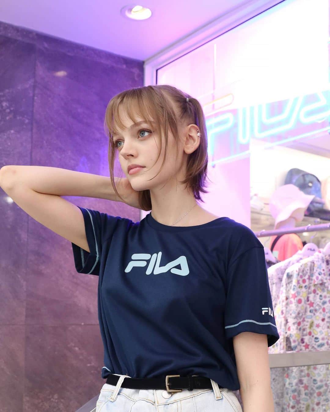 ダコタ・ローズ（ダコちゃん）のインスタグラム：「FILA渋谷店発見😛 (走ってたから汗で髪ぬれちゃってる笑)  #FILA #フィラ倶楽部 @fila_japan_official @fila_shibuya」