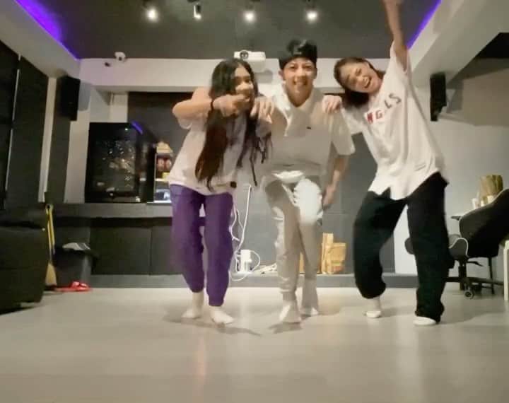 Niana Guerreroのインスタグラム：「a lil sesh with my core friends 🥳💜💃🏻 @acbonifacio @shawncastrooo 🔥 #dance #justbeyou」