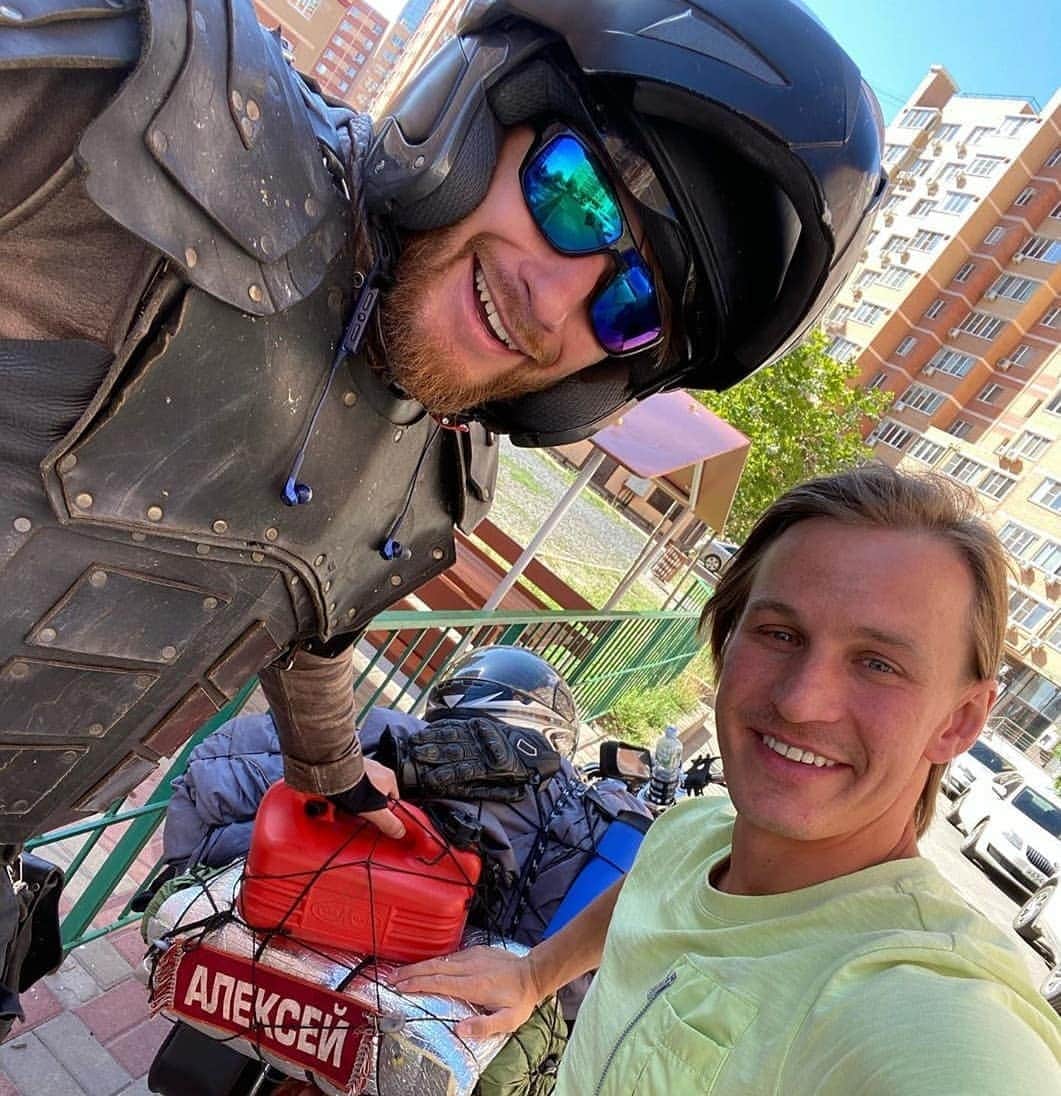 のインスタグラム：「Нежданно-негаданно по пути в Крым встретил своего друга @sergeydobrin  в Батайске!))  Небольшой отчёт о поездке по возможности пилю в сториз...в лучших традициях))  Едем на #inSkateCamp . . . #АлексейРогонов #мотопутешествие #дальняк #москва #ростовнадону #тамань #крым #ялта」