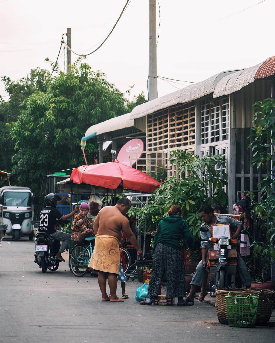 Shunsuke Miyatakeのインスタグラム：「Buying beers enroute to the bath tub, #Hellofrom Oudong, Cambodia」