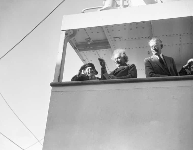 アルベルト・アインシュタインさんのインスタグラム写真 - (アルベルト・アインシュタインInstagram)「#ThrowbackThursday: This photo from 1932 shows Einstein and his wife Elsa waving  farewell as they boarded a ship on an international journey. The liner didn't sail for four hours after the Einsteins hurried on board, but their early arrival was explained by the professor's hurried disappearance in the direction of the dining salon, where an abundance of food cooked in his native German style was ready.」7月23日 23時12分 - alberteinstein