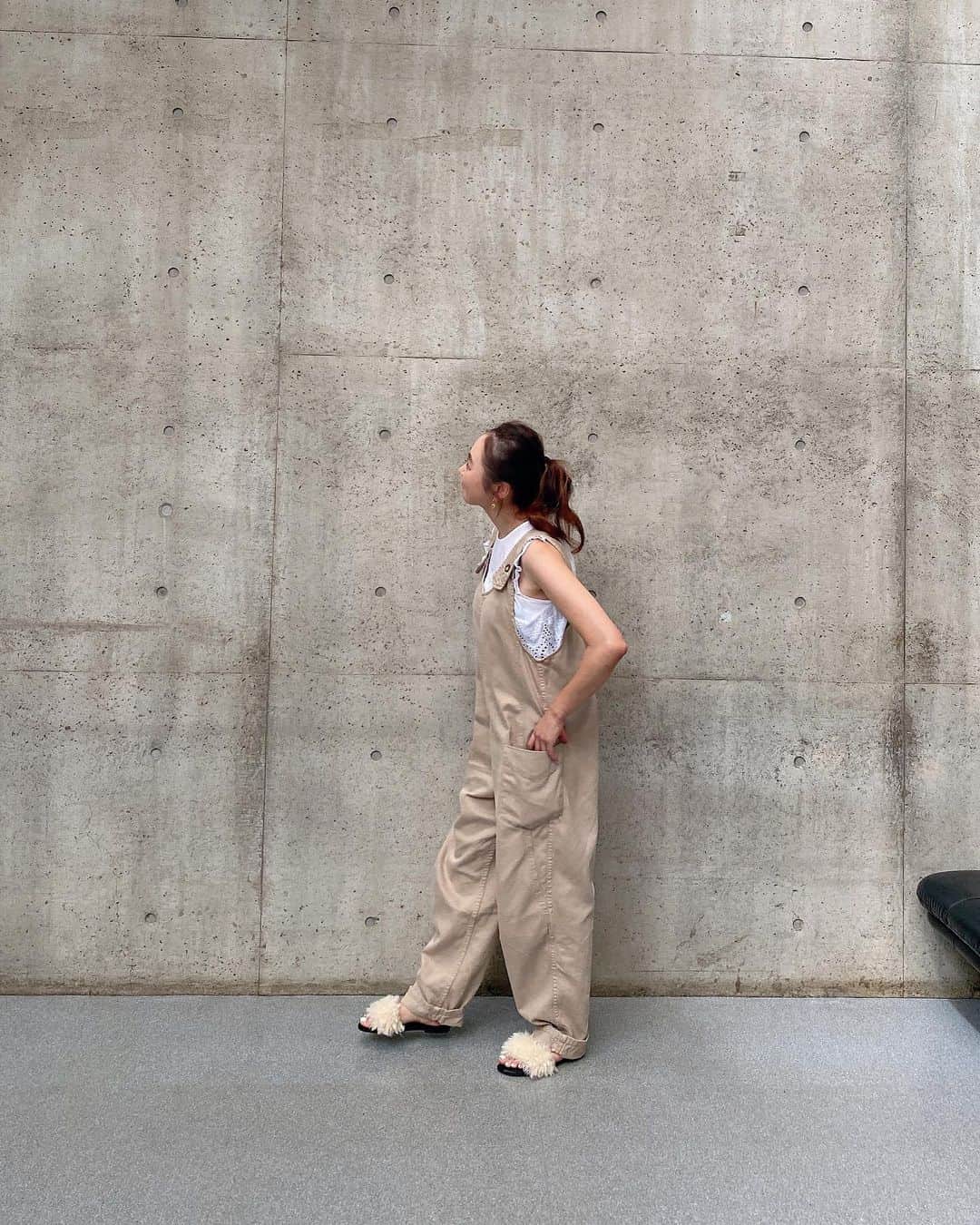 Keikooooooのインスタグラム：「夏服に飽きてきた😗 クローゼットから引っ張り出して きたものばかりでコーデ♡ え、、、今気がついたけど、全部 @zara でした🐏🐫🐖 . tops、overall、sandal @zara」