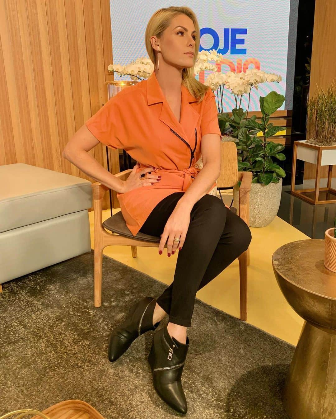 Ana Hickmannさんのインスタグラム写真 - (Ana HickmannInstagram)「Bom dia!!! 🥰 Olha que lindo esse look. Uma mistura de tendências - utilitário com o motorycle. Destaque para essa bota toda estilosa com zíperes. ADORO!!! 👢 @anahickmannshoesebags   #anahickmannshoesebags #lookah #anahickmanndenim #moda #tendecias #lookutilitario #motorcycle」7月23日 23時08分 - ahickmann