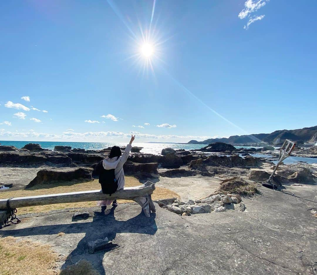 シュアン（施鈺萱）さんのインスタグラム写真 - (シュアン（施鈺萱）Instagram)「『海之日』﻿ 今天是海之日，日本連休的第一天﻿ 往常的今天，很多人都會去海邊玩，﻿ 但是疫情的關係，東京居民被要求盡量不要出門😔許多海灘也沒有開放....﻿ 今年的日本很不夏天，﻿ 沒有花火大會、不能去海邊玩，﻿ 今天更是確診人數高達300多人😢﻿ ﻿ 昨天直播被問到海之日的由來﻿ 待在日本那麼久，還真的不知道！﻿ 在這邊跟大家分享～﻿ ﻿ 海之日是日本的假日之一。日期是7月的第3個禮拜一﻿ *今年因為東京奧運的關係改在今天﻿ 7/24明天原本是東京奧運的開幕日....﻿ ﻿ 訂定為祝日之前，是稱作海之記念日的記念日。海之記念日是1876年（明治9年），明治天皇的東北地方巡幸之際，回程從青森搭乘汽船「明治丸」，7月20日在橫濱入港，1941年（昭和16年），因遞信大臣村田省藏的提倡而制定。﻿ ﻿ 明治丸在之後作為東京商船學校（現東京海洋大學）的練習船使用，現在保存在東京海洋大學越中島校區。﻿ ﻿ 沒有海岸線的奈良縣將7月的第3個禮拜一（海之日）定為「奈良縣山之日・川之日」﻿ ﻿ ﻿ 原來奈良是川之日！！﻿ 我也想報復性旅遊啊😭﻿ ﻿ ﻿ 📸1.2沖繩﻿ 古宇利島 📸3猿之島﻿ 📸4鴨川 仁右衛門島﻿ ﻿ ——————————-﻿ ﻿ 今日海の日！﻿ 連休の１日目、、﻿ コロナの影響でどこも行けないけど、、﻿ ガマンガマン！﻿ みんなさんも体調注意してね！﻿ ﻿ 海の日の由来は﻿ 皆さん知ってますか？﻿ 日本に7年もいるのに、知らなかった私、、﻿ ﻿ ﻿ 祝日化される前は海の記念日であった。海の記念日は、1876年（明治9年）に明治天皇が東北地方を巡幸した際、従来の軍艦ではなく灯台視察船「明治丸」で航海し、7月20日に横浜港に入港して横浜御用邸伊勢山離宮へ帰着した史実から、1941年（昭和16年）に逓信大臣の村田省蔵が提唱して制定された。﻿ ﻿ 明治丸はその後、東京商船学校の練習船として使用され、現在は東京海洋大学越中島キャンパスに保存されている。﻿ ﻿ ﻿ 海が無い内陸県の奈良県は、7月第3月曜日を「奈良県山の日・川の日」と条例で定めている﻿ ﻿ ﻿ 海に行けないけど、﻿ STAY HOMEにしようね！」7月23日 23時10分 - ts_hsuan