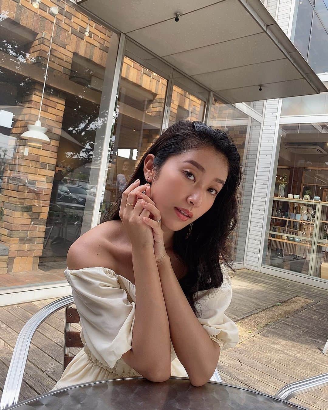恵里花のインスタグラム：「レイトポスト📱🌙﻿ ﻿ 平日を狙って家族と愛犬を連れて﻿ テラスでランチしました🍝﻿ 友達と頻繁に会えない時期が続いているので﻿ 落ち着いたらみんなと行きたいな〜と思いふける毎日👭🏻💭﻿ ﻿ 始まったばかりの4連休﻿も 十分気をつけてお過ごし下さいね🐰💛」