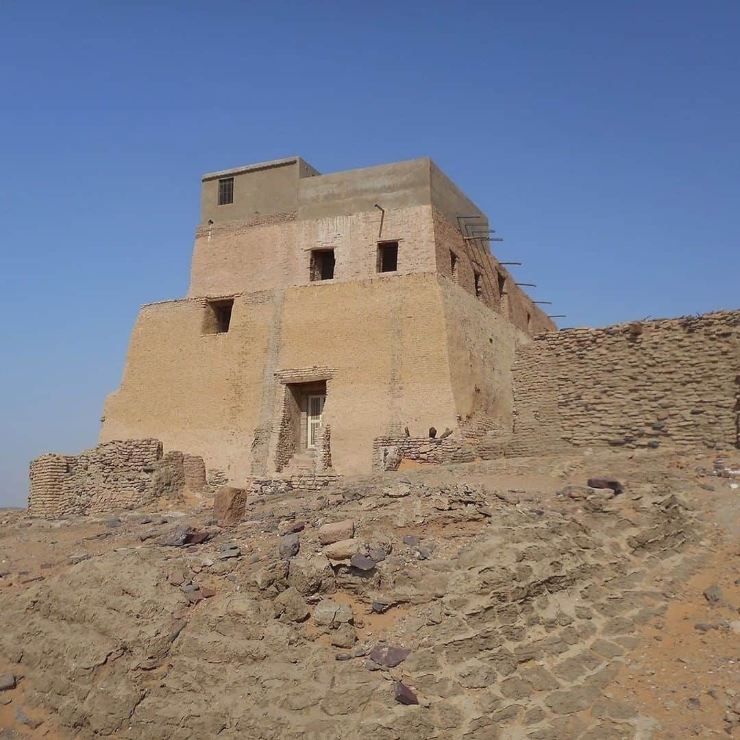 大英博物館さんのインスタグラム写真 - (大英博物館Instagram)「In our latest historical travel guide we journey back nearly 1,000 years and travel up the Nile to explore the medieval Nubian city of Kulubnarti.   You might want to spend a day of your trip enjoying the beautiful desert landscape in the sand dunes, searching for the ancient graffiti which has been carved into rocky outcrops. Or perhaps head to the Nile and float down the river on a fishing trip, collecting oyster shells for spoons and pendants – just remember to watch out for the crocodiles 🐊  Find more tourist top tips in our curator’s travel guide – link in bio.   #Kulubnarti #Nubia #BritishMuseum」7月23日 23時16分 - britishmuseum