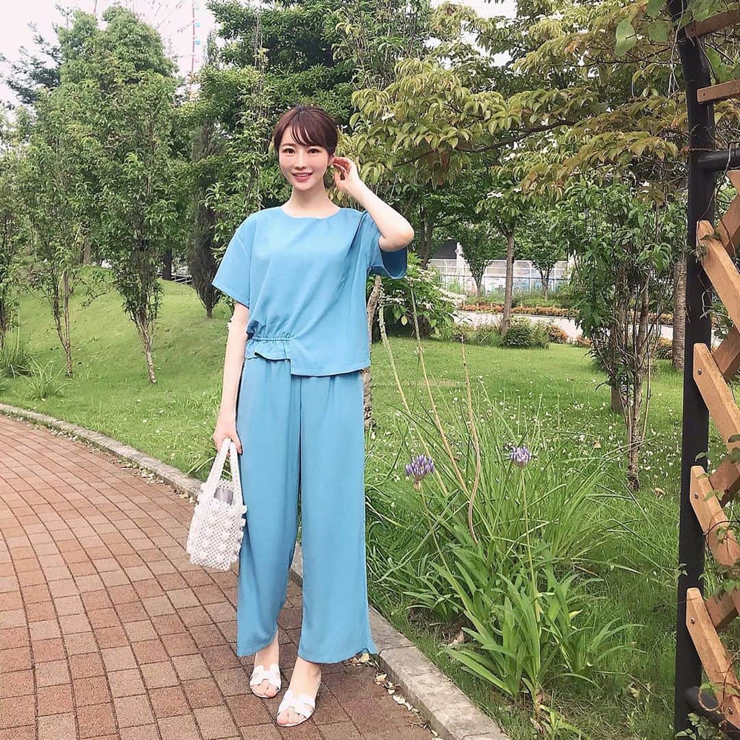 のインスタグラム：「何故だか最近のお洋服ブルーばかり💎🐳💙 #fashion  #setup : @justone_jp  #bag : @lilirena_  #sandal : @hermes」