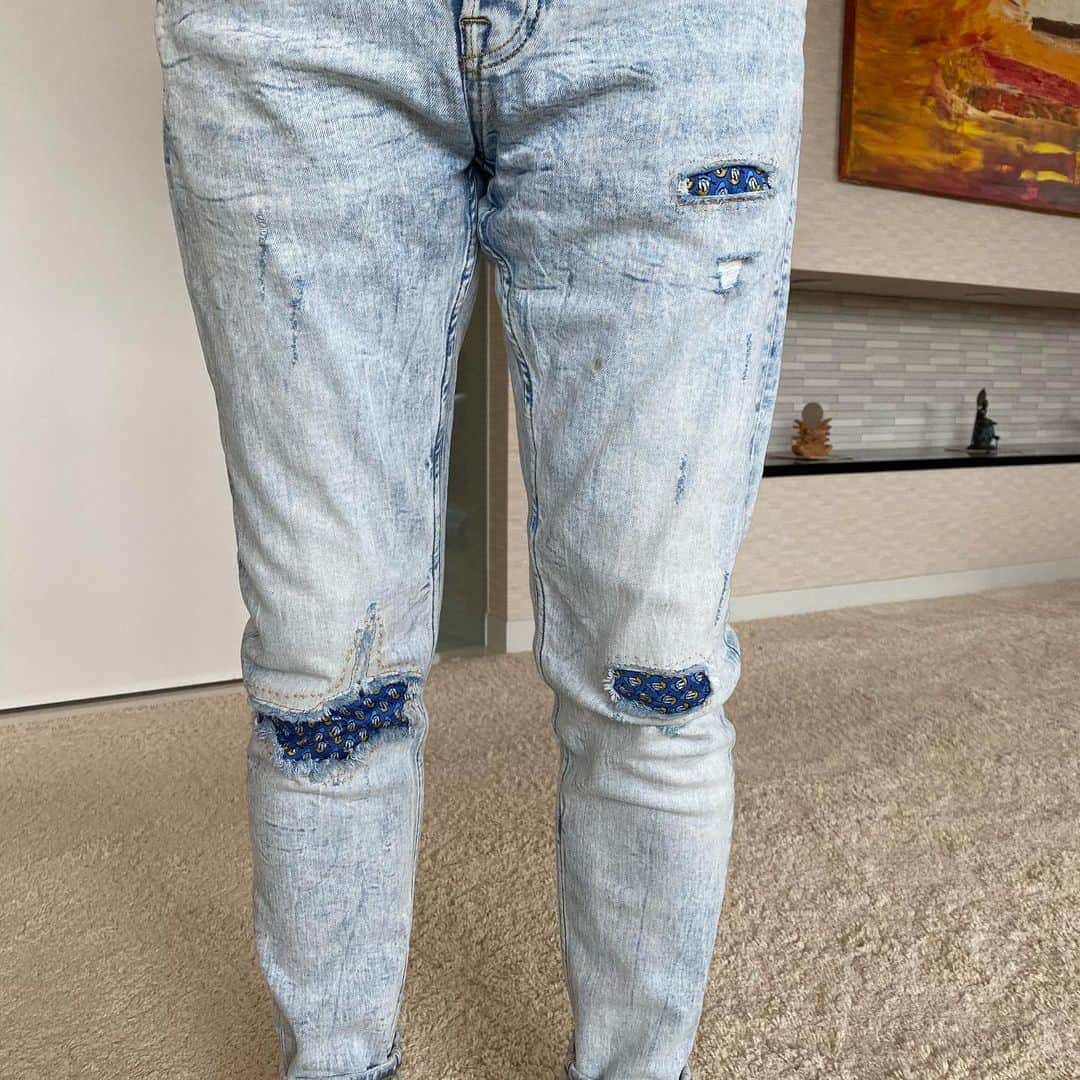 城之内早苗のインスタグラム：「ダメージデニムがあまりにもダメージだったので、縫った。膝小僧が風邪ひかないように　笑　使わなくなったネクタイで。何かいるよ！#ハンドメイド#リメイク#ネクタイ#ダメージデニム #城之内早苗」