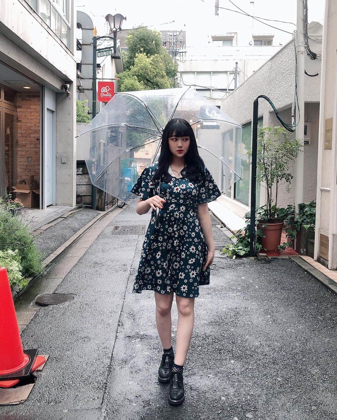 NaNaHoさんのインスタグラム写真 - (NaNaHoInstagram)「雨だしお気に入りのワンピース出した、満足☔️  비오는날엔 이쁜옷 입어야지 덜 우울하다고 한다（진짜임）」7月23日 23時30分 - nanaho_tempurakidz