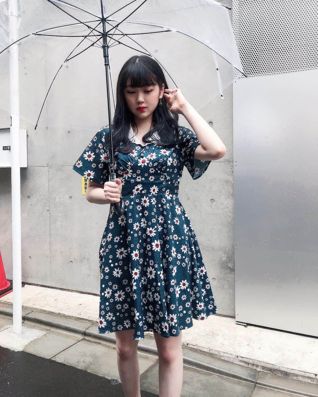 のインスタグラム：「雨だしお気に入りのワンピース出した、満足☔️  비오는날엔 이쁜옷 입어야지 덜 우울하다고 한다（진짜임）」