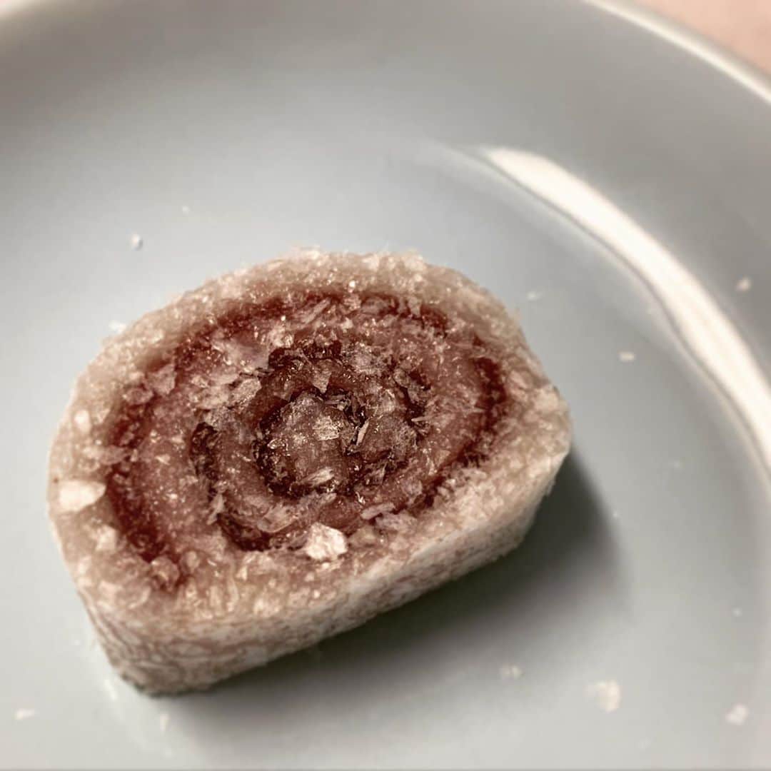 のインスタグラム：「いちご味の羊羹が求肥で巻いてあります。洋も感じる和菓子、美味しかったです。  #醒ヶ井  #醒ヶ井いちご #いちご #おやつ #和菓子 #求肥 #羊羹 #亀屋良長  #緑茶と  #🍵 #美味しかった #😋 #京都」