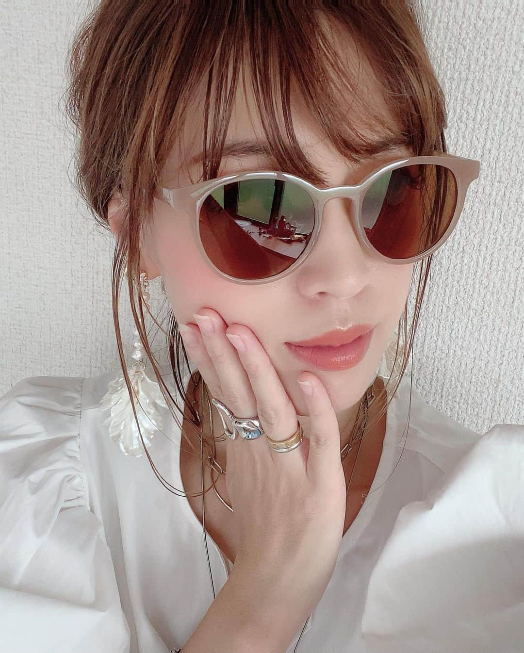 miho.a.nicoさんのインスタグラム写真 - (miho.a.nicoInstagram)「new in❤︎ ・ bag &sunglasses😎 どちらも @iradowl_official さんのもの💕 バッグは木製のクリップが可愛い😍 コロンとした小さめサイズ✨ 付属のチェーンでショルダーバッグにもなります🎵 ・ ベージュのフレームが可愛いサングラスはめっちゃプチプラでした✨ ・ ・ bag &sunglasses#iradowl @iradowl_official  ・ ・ ・　 #バッグ#bag#サングラス#sunglasses#ピアス#pierce#バングル#bangle #置き画#置き画くら部#置き画倶楽部」7月23日 23時25分 - miho.a.nico