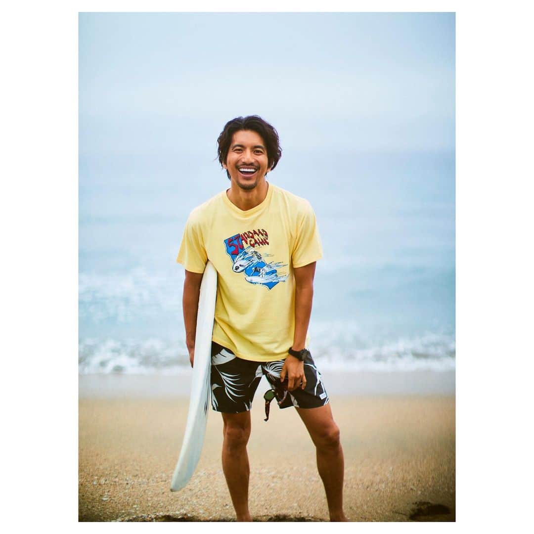 のインスタグラム：「Oceans day ﻿ ﻿ ﻿ 連休初日の今日は海の日だったね〜﻿ ﻿ ﻿ そして本当は、﻿ 今日から東京オリンピックだったんですね⁉️﻿ ﻿ ﻿ 今は感染者も増えて来て油断出来ない状況﻿ なので、浮かれてはいられないけど🙅‍♂️﻿ ﻿ ﻿ これ以上広がらないよう最新の注意をして、﻿ 早く笑顔で海に行きたいね☀️﻿ ﻿ ﻿ Photo. K Watanabe ﻿ ﻿ #love #ocean #surf #surfer #fashion #beachstyle #smile #model ﻿#tshirts  #海の日 #夏スタイル #ビーチスタイル #夏コーデ #ファッション #tシャツコーデ #モデル #サーファー #男性美容家 #ビーチツリー ﻿ #笑顔を届けよう  #雑誌﻿ #ファイン﻿ #8月号　より﻿」