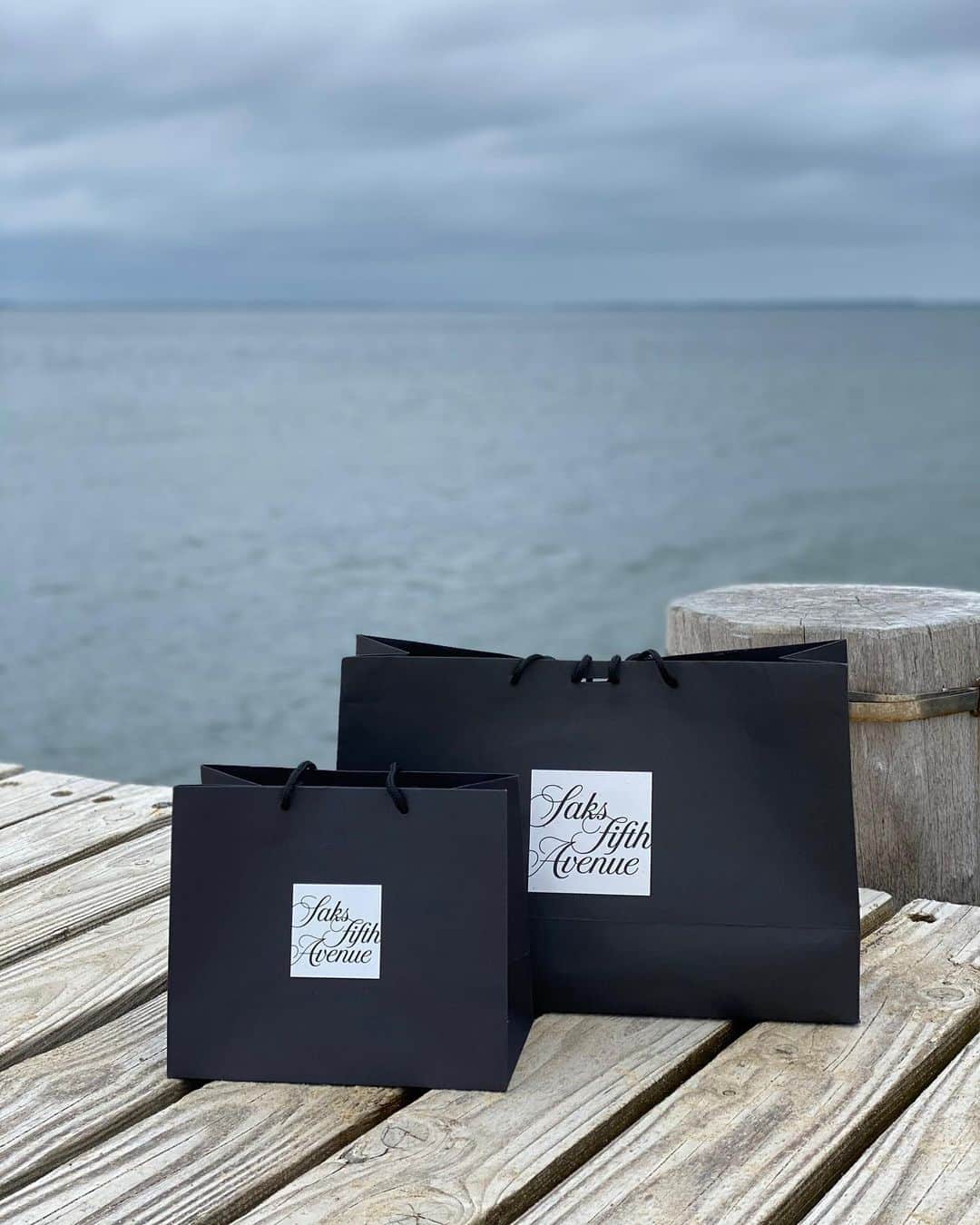 Saks Fifth Avenueのインスタグラム：「Imagine getting the perfect summer look dropped right on your doorstep. It's happening in the Hamptons with our same-day delivery—just order by 10AM ET. Email hamptons@s5a.com for details & to place an order.」
