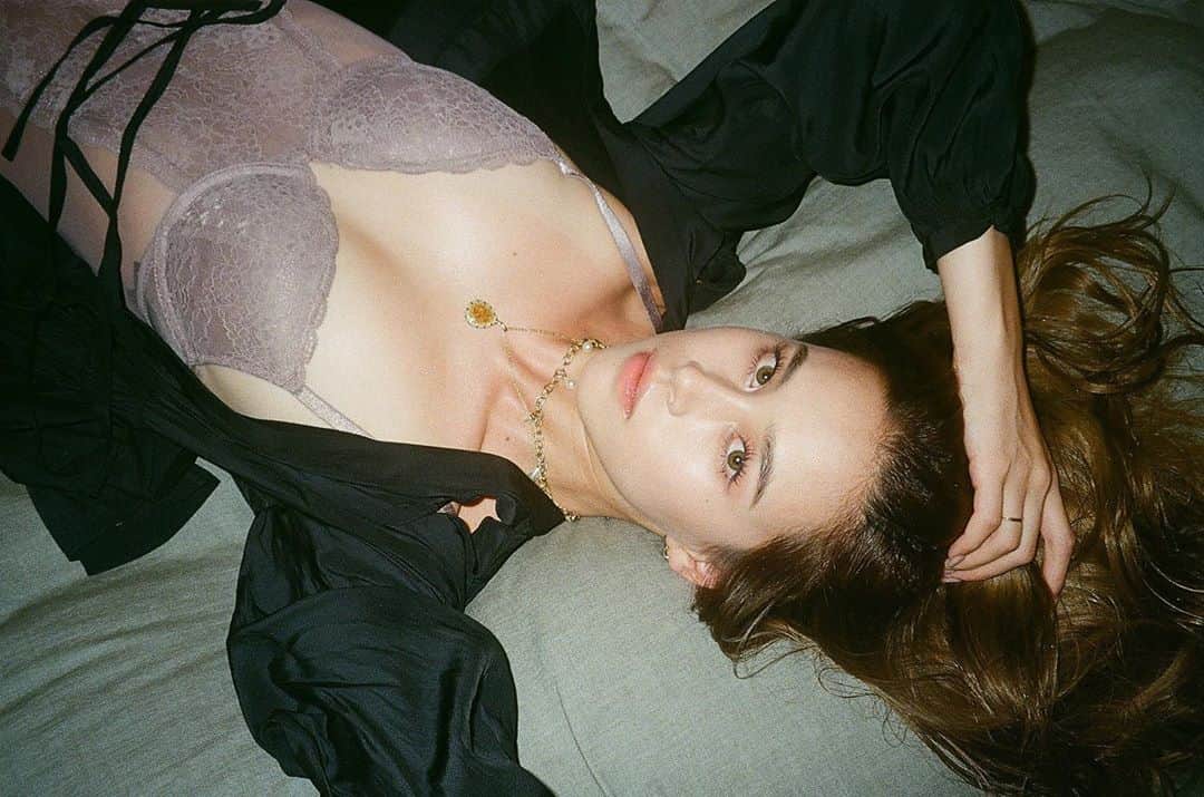 安田唯のインスタグラム：「🌹❤️  Photo by @shaynenicoleabe  Make  by @nnkmakeup」