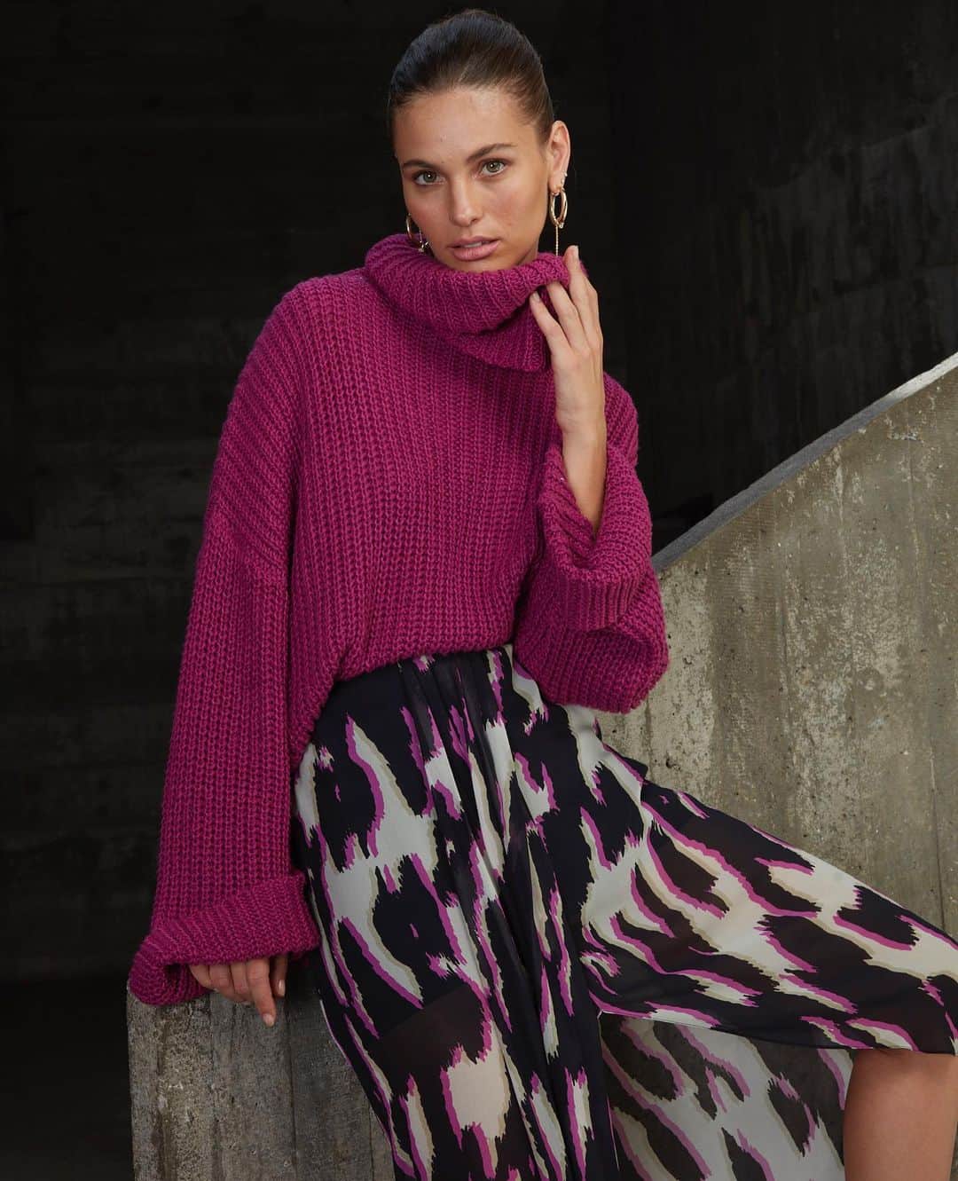 のインスタグラム：「Desenvolvida exclusivamente para a Rosa Chá, a estampa de Ikat é uma das mais importantes do Preview e compõe looks sofisticados e fashionistas. Encontre já o seu em rosacha.com.br ou nas lojas físicas. (Blusa ref. 11.17.1052, Saia ref. 16.04.0976 e Brinco ref. 48.28.0660) #rosacha」
