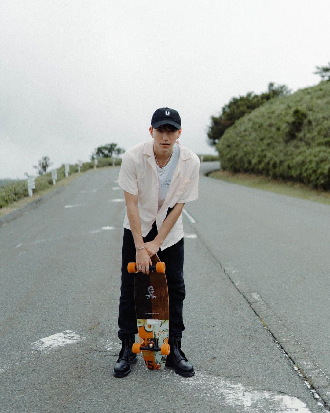ミッチェル和馬のインスタグラム：「とある動画の撮影に新しい @drmartens_japan x @acoldwall  を履きました！ありがとうございます @drmartens_japan  #the1460remastered」
