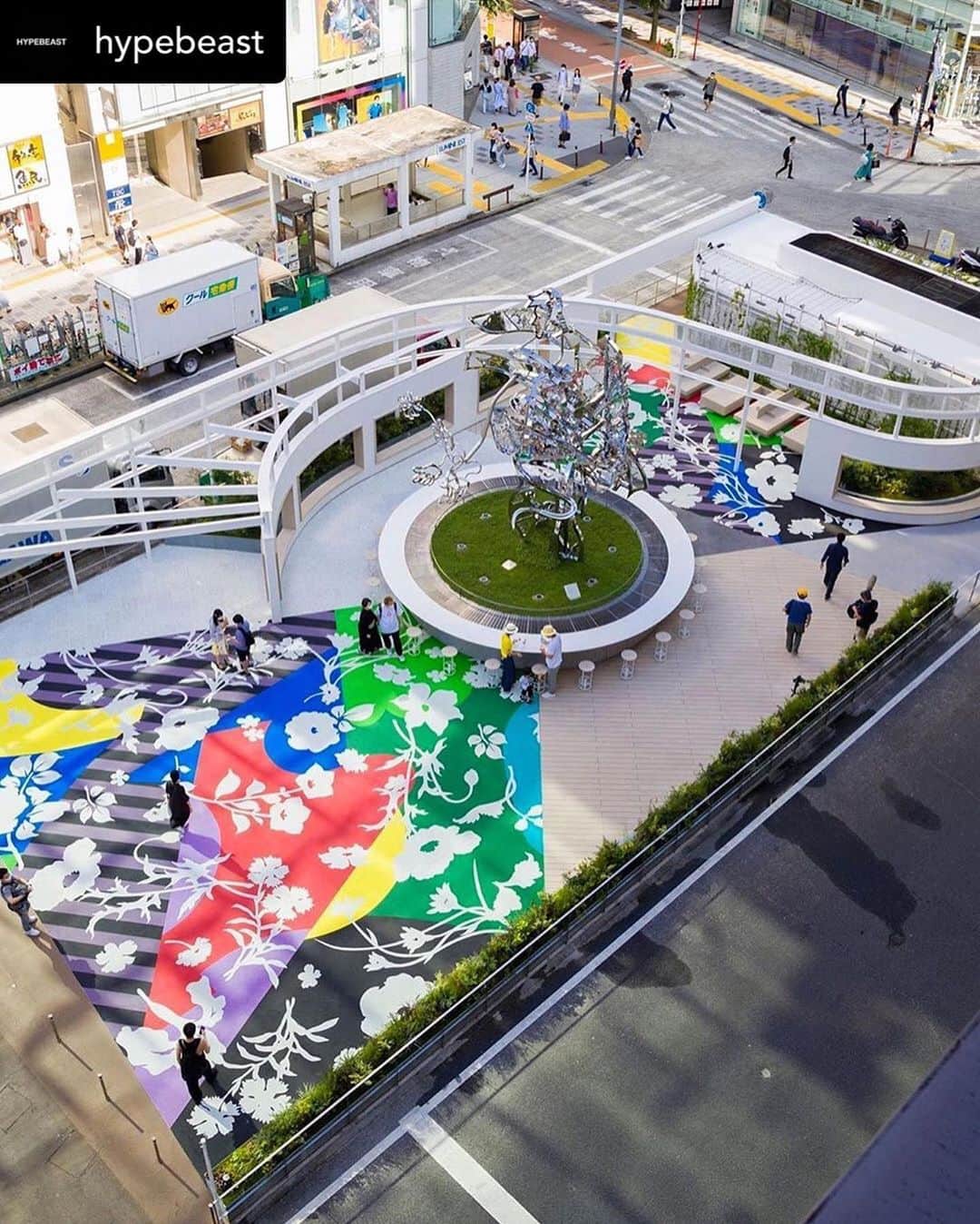 松山智一のインスタグラム：「Thanks @hypebeast  #Repost @hypebeast  Brooklyn-based Japanese artist @tomokazumatsuyama has set up a monumental sculpture called ‘Hanao-San’ at Tokyo’s JR Shinjuku Station. Standing 26 feet tall, the mirrored boy is a collaborative effort between Matsuyama and East Japan Railway Company, and provides a timeless visual and spatial experience, allowing passerbys to linger, converse and meditate before returning to the bustling streets of the city. Head to the link in our bio to learn more.⁠⠀ Photo: Tomokazu Matsuyama」