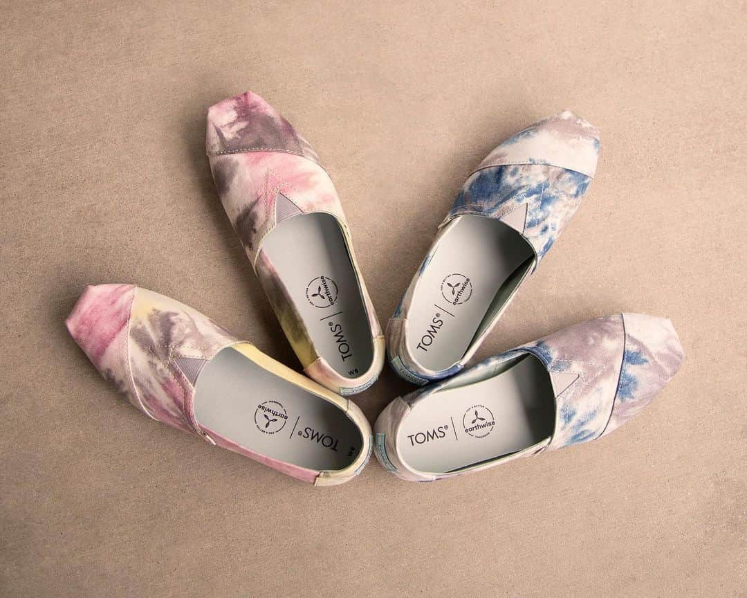 トムズシューズのインスタグラム：「Firmly planted in the future 🌱 Introducing a new tie dye print made with pigments derived from natural botanicals. #earthwise」