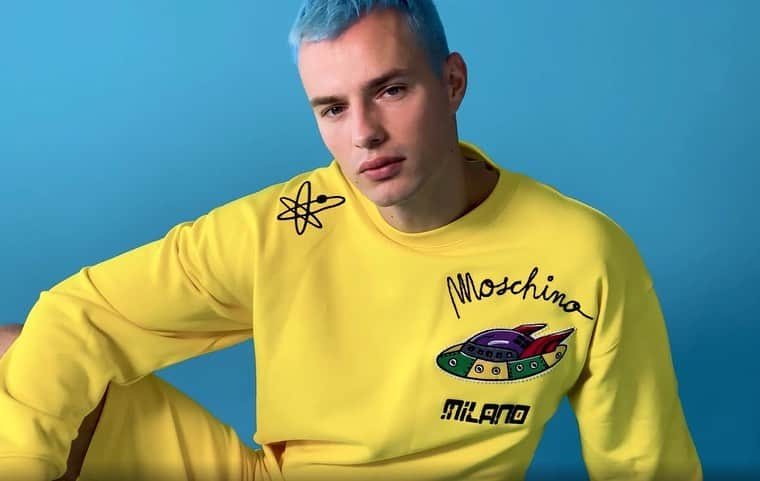 WWDジャパンさんのインスタグラム写真 - (WWDジャパンInstagram)「デジタルFW取材：「モスキーノ（MOSCHINO）」はおもちゃ箱のようなコレクションでした。ゲームタイトルみたいなロゴ、三角形を複製して柄に見立てたセットアップ、淡い絵の具のようなトレンチコートなどキャッチーなアイテムが勢ぞろい。大きな積み木の美術も、コレクションの雰囲気にぴったり。いつも通り、ジェレミー節全開のコレクションでした。﻿ ﻿ 過去にはベロが三重に重ねられた「アディダス（ADIDAS）」とのコラボスニーカーや、愛らしいクマのキャラクター、ポップなカラー使い、スパンコールを前面に使用したボンバージャケットなどを発表してきました。ですが今回のコレクションを見て、「一時代を築いてきた彼も転換期を迎えているのでは？」と、正直思いました。こんな状況だからこそ、「またあなたの力で業界を盛り上げてほしい」と願った日本時間24時（笑）。﻿ ﻿ ﻿ #モスキーノ #MOSCHINO #MFW #MILANDIGITALFASHIONWEEK﻿」7月23日 23時45分 - wwd_jp