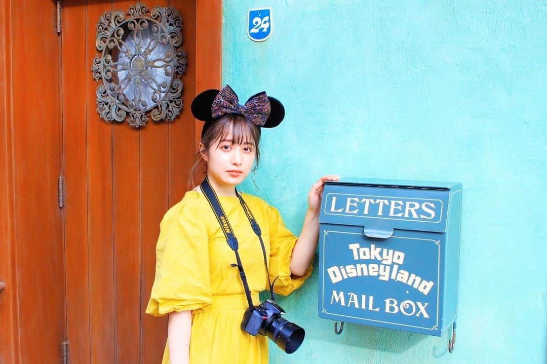 前田美里のインスタグラム：「お久しぶりになりました。 今まで白枠付けていたのをこれより無くしました。 . 気づけばフォロワー7000人ありがとうございます。 . いつだかのディズニーです。 . . #フォロワー #皆さん #ありがとうございます #ポートレート #ディズニー #disney #disneyland #カメラ女子 #夢の国 #ディズニーコーデ #写真好きな人と繋がりたい #アイドル #ヲタク #欅坂46 #日向坂46 #photo #イエベ春 #メイク #follow #followme #instalike」