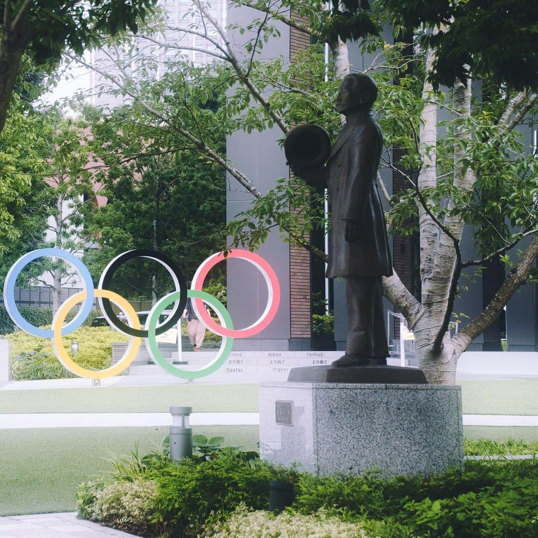 林信行さんのインスタグラム写真 - (林信行Instagram)「In parallel worlds without #COVID19 , the opening ceremony for the #TokyoOlympics2020 would have taken place tonight. (Friday, July 24)  Even during the virtual lockdown for past months, #Tokyo has changed so much but not many people (not even Tokyoittes) know it. #Tokyo2020  COVID-19のない並行宇宙では、今夜が #東京オリンピック の開会式。 (24日、金曜の夜)  実質ロックダウン状態だった数ヶ月の間、この消えたイベントに合わせた計画に沿って東京の街は大きな変貌を遂げました。ただ、それらがすべて報じられることはなく、ほとんどの人(東京人も)水面下で激変した東京の全体像を、まだ知らずにいます。  久しぶりに寄り道をしてみると知っていた店やビルは姿を消し、そこに新しいビルや店が姿を表している。中にはめでたくデビューしたものの、結局、誰も来ないまま閉じてしまった店もあるかも知れません。  #TOKYO2020 は、多くの人にとって一生忘れられない年になりました。 まだほとんど使われずにいる競技場は、これから先、私たちにこの年を思い出させてくれるシンボルになるのかも知れません。」7月24日 0時00分 - nobihaya