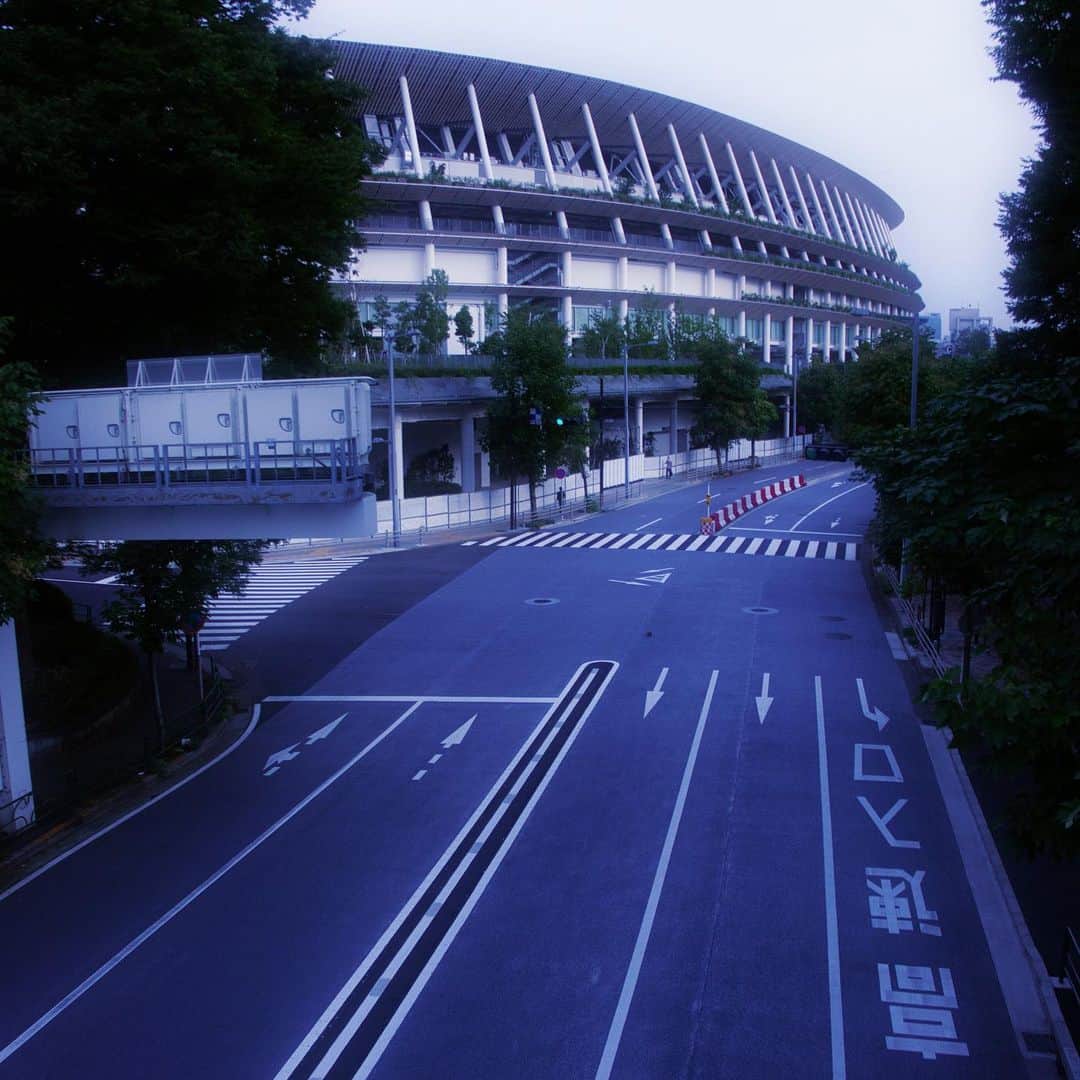 林信行のインスタグラム：「In parallel worlds without #COVID19 , the opening ceremony for the #TokyoOlympics2020 would have taken place tonight. (Friday, July 24)  Even during the virtual lockdown for past months, #Tokyo has changed so much but not many people (not even Tokyoittes) know it. #Tokyo2020  COVID-19のない並行宇宙では、今夜が #東京オリンピック の開会式。 (24日、金曜の夜)  実質ロックダウン状態だった数ヶ月の間、この消えたイベントに合わせた計画に沿って東京の街は大きな変貌を遂げました。ただ、それらがすべて報じられることはなく、ほとんどの人(東京人も)水面下で激変した東京の全体像を、まだ知らずにいます。  久しぶりに寄り道をしてみると知っていた店やビルは姿を消し、そこに新しいビルや店が姿を表している。中にはめでたくデビューしたものの、結局、誰も来ないまま閉じてしまった店もあるかも知れません。  #TOKYO2020 は、多くの人にとって一生忘れられない年になりました。 まだほとんど使われずにいる競技場は、これから先、私たちにこの年を思い出させてくれるシンボルになるのかも知れません。」
