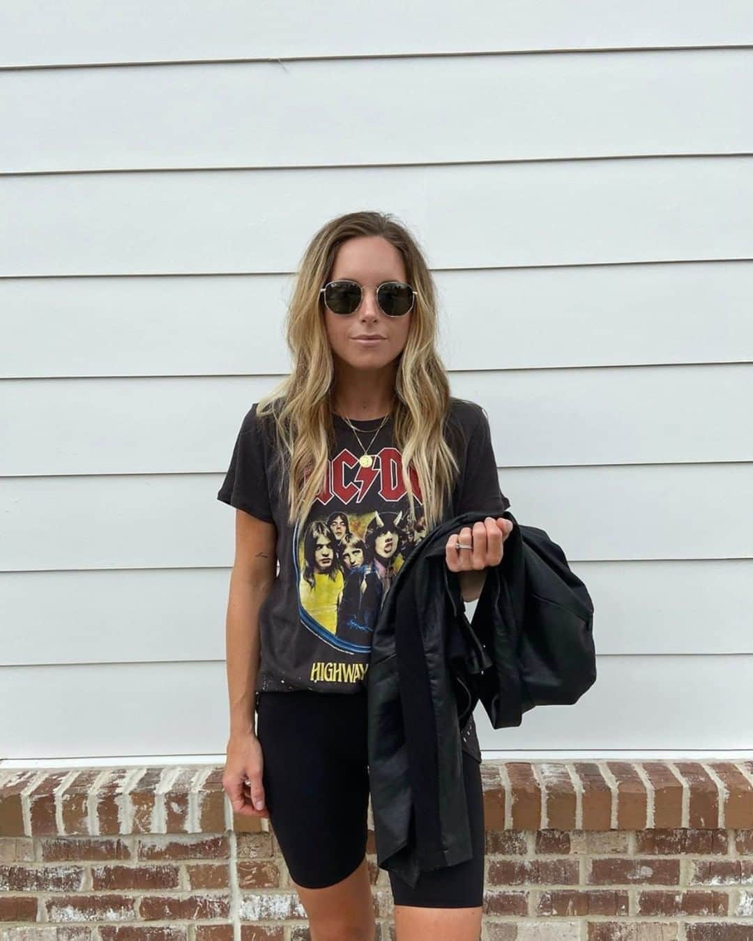 のインスタグラム：「who else has a graphic tee obsession??... I know we do🙋🏽‍♀️💞 @quincyxsmith #chaserbrand #tshirtaddict #graphictee #bandtee #acdc #cutegraphictee #tshirtstyle #tshirtfashion」