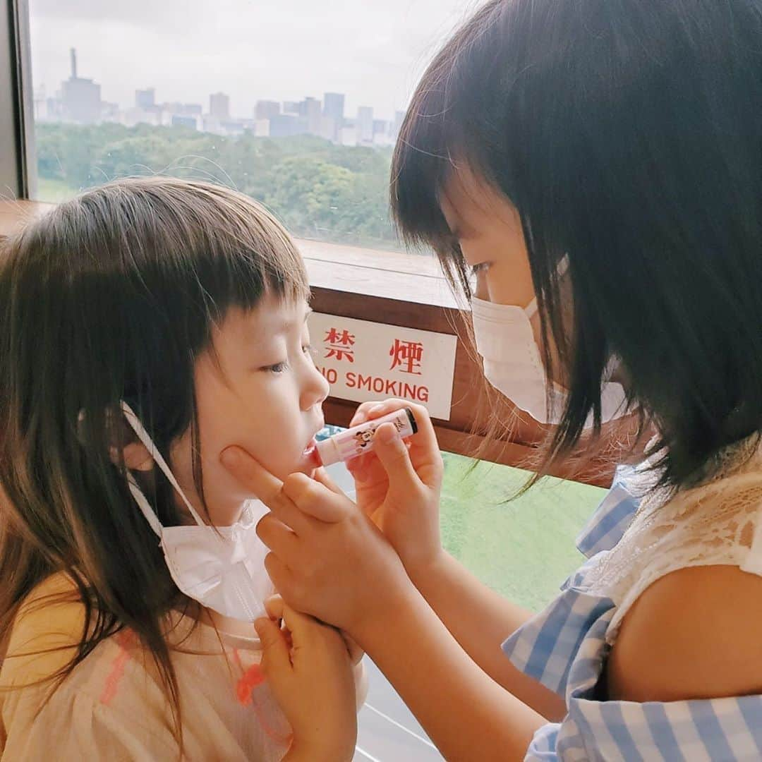 坂本美雨さんのインスタグラム写真 - (坂本美雨Instagram)「ハッと気づいたら祝日だったので、 マネージャーと共に子連れ出勤。 お姉ちゃん、いつもありがとね。 #今日のなまこちゃん」7月24日 0時02分 - miu_sakamoto