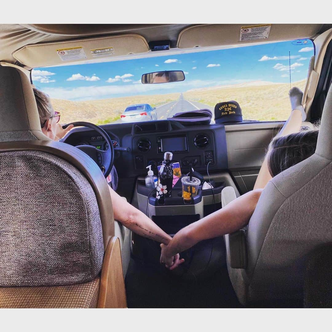 ジェニー・ガースさんのインスタグラム写真 - (ジェニー・ガースInstagram)「away we go!🚌 another family rv trip for the books🥳i’m so grateful that i can share these times with my girls. my dad loved taking his family on road trips...and i’m passing on the tradition.  especially right now, i feel so much more comfortable traveling safely in the comfort of our own home on wheels 🤣  i’ll post more pics as we go! 🌈thank you @rvshare for the ride!  #rv #family #staysafe」7月24日 0時03分 - jenniegarth