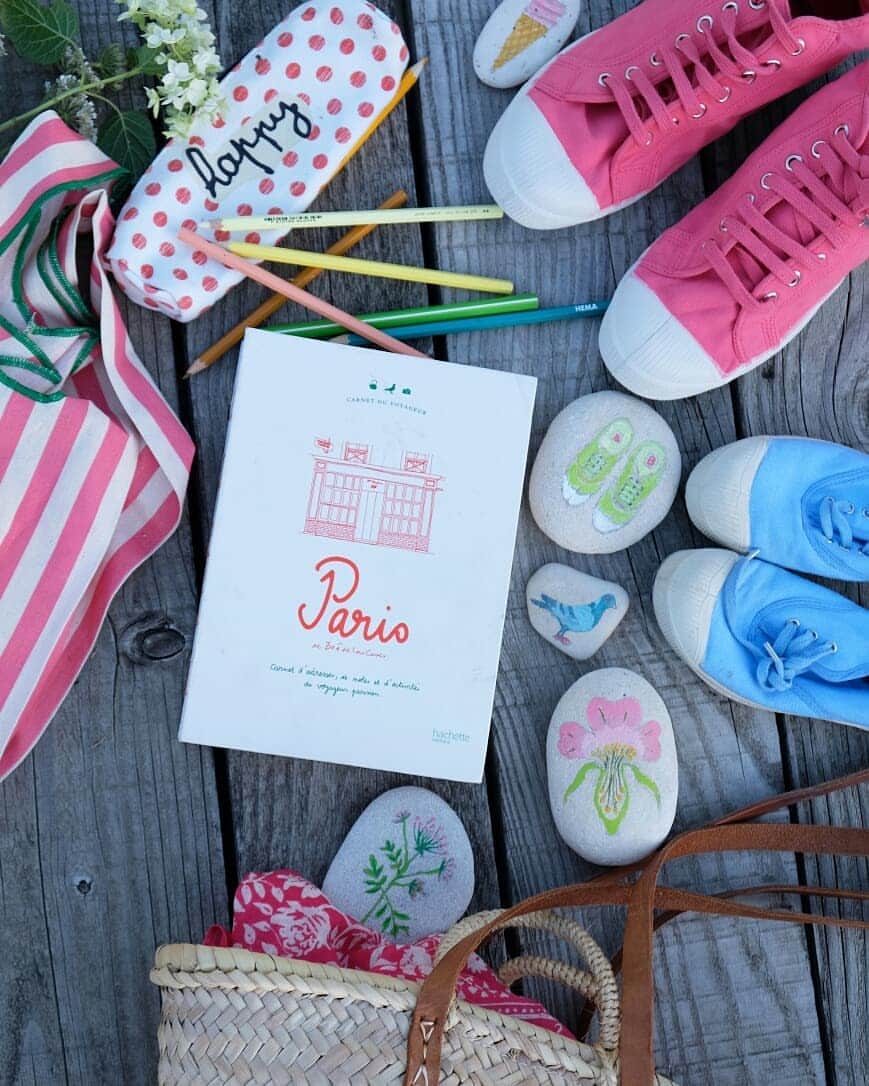 ベンシモンのインスタグラム：「JEU CONCOURS @zoedelascases @hachettebienetre et Bensimon ! ✨ @zoedelascases et Bensimon, c'est une histoire d'amour qui dure et se transmet comme notre tennis iconique, unis par la passion des voyages et des jolies découvertes... dans son dernier livre, le carnet du voyageur Paris, un guide d'adresses parisiennes à personnaliser pour découvrir la ville à travers ses lieux préférés, Zoé illustre une fois de plus notre tennis avec style. ☀️ Qui ne rêve pas de (re)découvrir Paris muni(e) de ce nouveau carnet et chaussé(e) de la petite paire de tennis parisienne ? 🖌 👟 Ce jeu concours résonne alors comme une évidence... 😉 ​👉🏼 Pour être paré(e) pour les vacances et tenter de gagner le livre de Zoé avec notre paire de tennis iconique c'est simple : - suivre nos 3 comptes @hachettebienetre @zoedelascases @bensimoncollection et inviter 2 ami(e)s avec lesquelles vous aimeriez flâner dans Paris cet été ! 🍃 Psst, partagez le jeu concours en story, vos chances de gagner sont doublées ! 🤫 ​Nous tirerons au sort 5 gagnant(e)s lundi à 17 heures ! ​Bonne chance ! 💫 #jeuconcours #concours #bensimon #tennisbensimon #zoedelascases」
