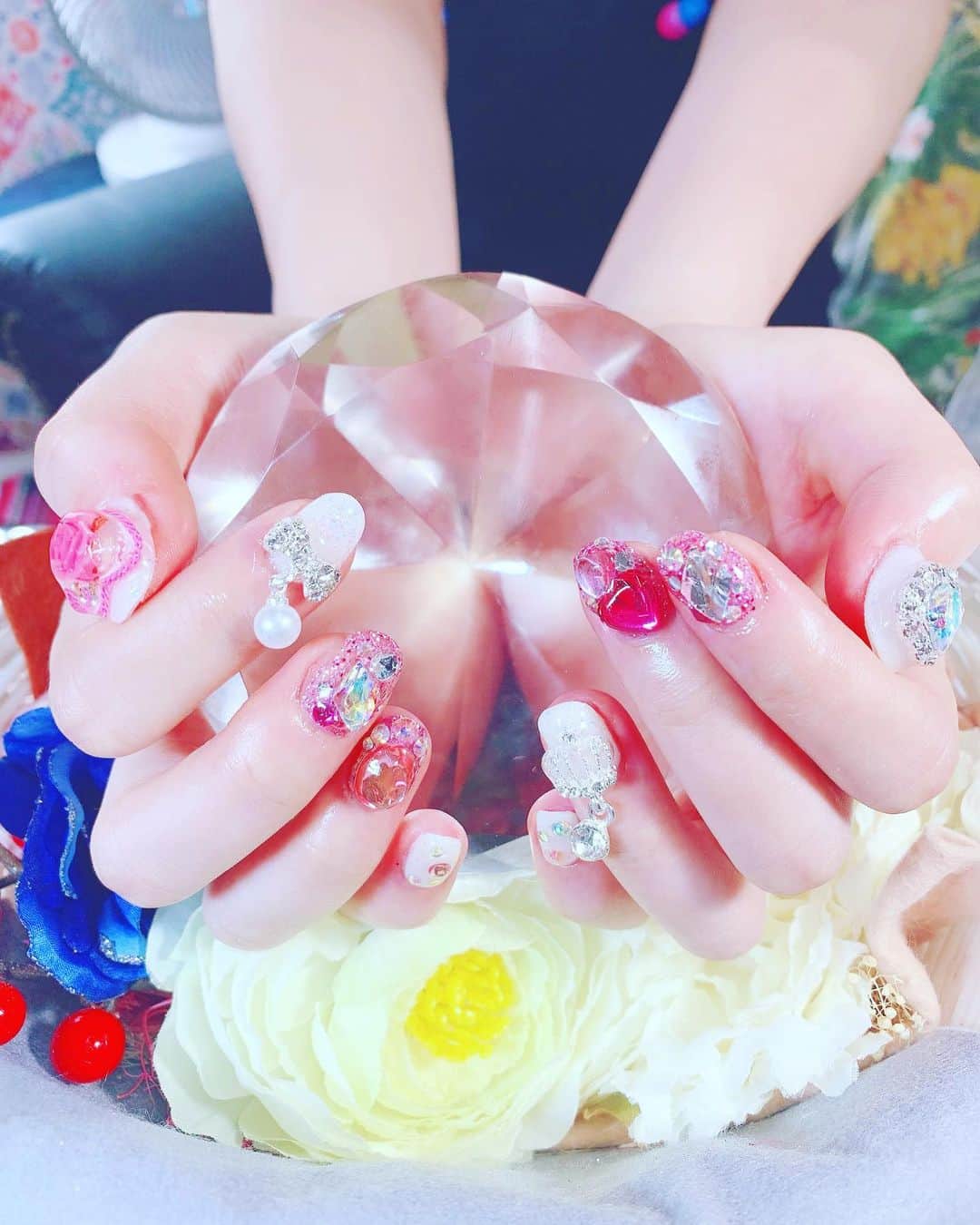 木戸優歩のインスタグラム：「ネイルしましたーー💅 派手派手だよーー💖  #名古屋　#栄　#ネイル　#ジェル　#キラキラ」