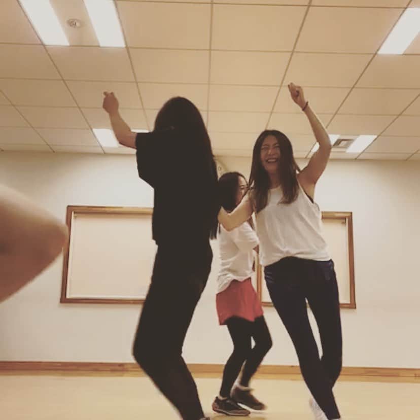 八木田麻衣のインスタグラム：「いつぞやのインスタライブにて。 なんだろう。。何かの舞？？ 毎回楽しそうなわたし達。 毎日不安な日々が続きますが、笑う事を忘れずに過ごしたいです。 さて。明日14:00頃からのさとみちゃんのインスタライブ。今週のゲストは？？」