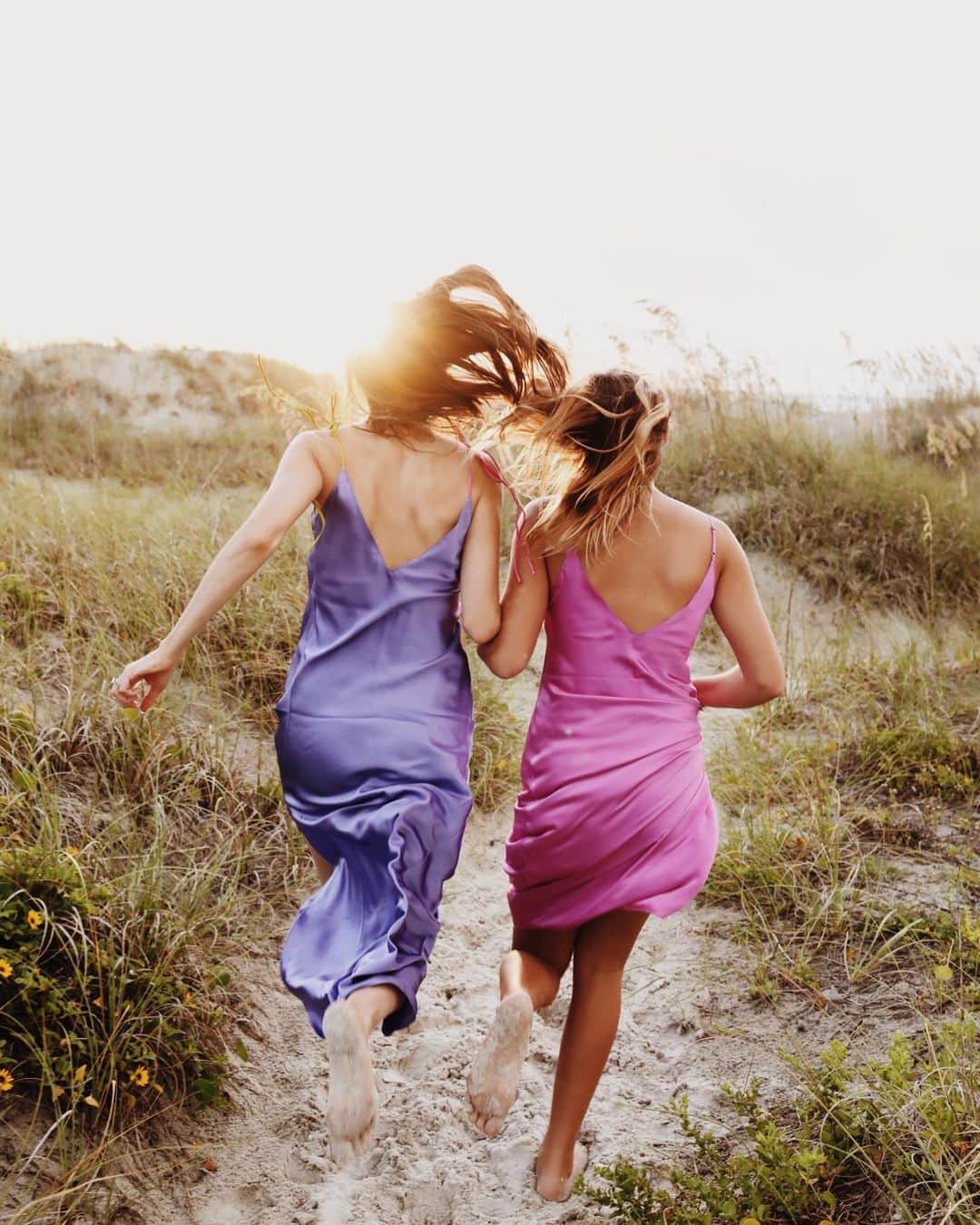 ダニジョーのインスタグラム：「“You keep me safe, I’ll keep you wild” 🌾@_amycommander_ & her daughter Reese in the Violette and Cosmic slips by @jennaalexanderstudio #motherdaughter #dannijogirls」