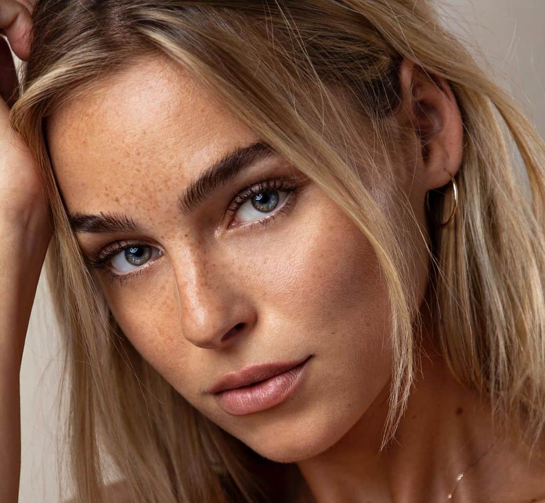 Elizabeth Turnerのインスタグラム：「Can’t wait to cover up this face with a MASK!! reminder to wear a mask so we can put an end to this madness. Let’s stop the spread y’all we can do it!!!」