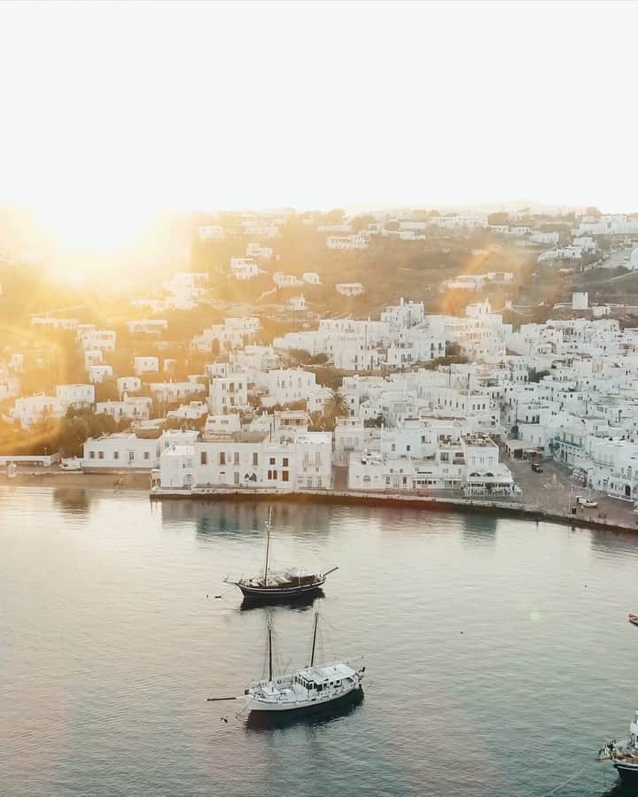 オールバーブラウンのインスタグラム：「Is Mykonos on your summer itinerary? Get kitted out for the occasion at our new Mykonos store, just as @TomJauncey did last year before his adventure around the island's iconic landmarks. 📍 in bio 🛵  #TBT #OBsAroundTheWorld #DoseOfSun #OrlebarBrown」