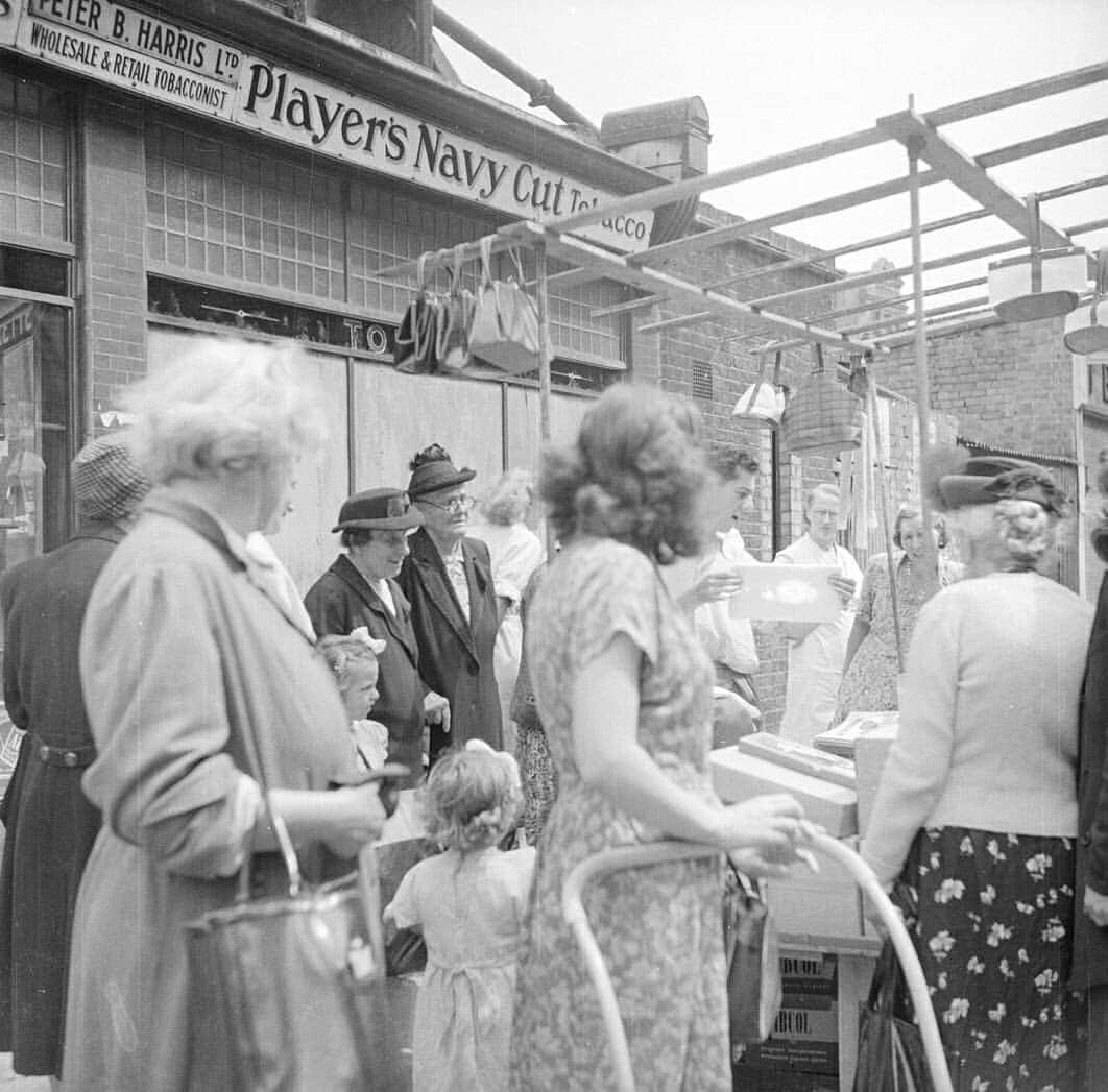 テート・ギャラリーさんのインスタグラム写真 - (テート・ギャラリーInstagram)「More treasures from Tate's Archive today and this week it's Nigel Henderson⁣'s photographs of East London from the late 1940s to the mid 50s. 📸📸📸  ​⁣ ​Henderson was a social and experimental photographer and artist. Exposed to art (and many avant-garde artists) at an early age through his mother's work with Peggy Guggenheim, Henderson paused his artistic career during the Second World War to serve as a pilot in the Coastal Command. He was discharged from his job due to nervous exhaustion but returned to London to study at The Slade.⁣ ​⁣ ​In 1949 his wife, Judith Stephens, a social anthropologist, worked for a social observation organisation in Bethnal Green called 'Discover Your Neighbour', which aimed to capture the everyday lives and experiences of working people. The couple moved to Chisenhall Road in the East End of London and armed with a Roloflex camera, Henderson took documentary style photographs of markets, children, shop fronts, and other scenes of London life amongst the post war, industrial ruins which can be seen here. These outdoor 'little theatres', as Henderson called them, remind us of the joy and hope that can be found all around us in tricky times.⁣ ⁣ These images can be found in Tate's Archive collection: ‘Further papers of Nigel Graeme Henderson (1917-1985)’. Click the link in our bio to explore more.⁣ #TateTreasures ⁣ Photographs showing: part of Cable Street, London; a camera crew filming a girl on an unidentified street; the interior of a barber shop; people sunbathing in a public park; an unidentified woman looking through a shop window; women at an outdoor market stall; detail of a building on Chisenhale Road, London; people waiting outside an unidentified theatre or cinema; a shop front of Hillard & Sons on Mercer Street; a shop front of Ed. G. Russell, newsagents and tobacconist; all photographs [c.1949–c.1956] © Nigel Henderson Estate」7月24日 0時19分 - tate