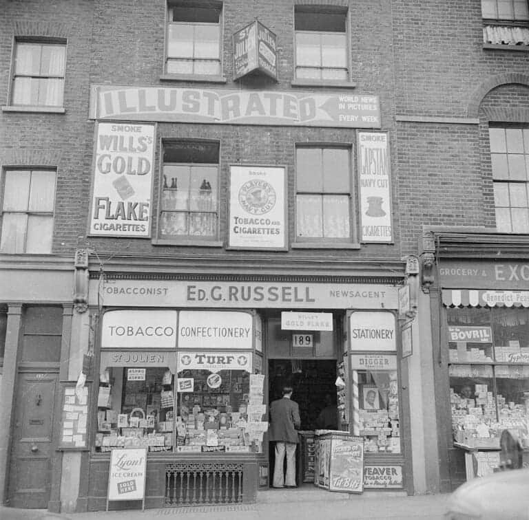 テート・ギャラリーさんのインスタグラム写真 - (テート・ギャラリーInstagram)「More treasures from Tate's Archive today and this week it's Nigel Henderson⁣'s photographs of East London from the late 1940s to the mid 50s. 📸📸📸  ​⁣ ​Henderson was a social and experimental photographer and artist. Exposed to art (and many avant-garde artists) at an early age through his mother's work with Peggy Guggenheim, Henderson paused his artistic career during the Second World War to serve as a pilot in the Coastal Command. He was discharged from his job due to nervous exhaustion but returned to London to study at The Slade.⁣ ​⁣ ​In 1949 his wife, Judith Stephens, a social anthropologist, worked for a social observation organisation in Bethnal Green called 'Discover Your Neighbour', which aimed to capture the everyday lives and experiences of working people. The couple moved to Chisenhall Road in the East End of London and armed with a Roloflex camera, Henderson took documentary style photographs of markets, children, shop fronts, and other scenes of London life amongst the post war, industrial ruins which can be seen here. These outdoor 'little theatres', as Henderson called them, remind us of the joy and hope that can be found all around us in tricky times.⁣ ⁣ These images can be found in Tate's Archive collection: ‘Further papers of Nigel Graeme Henderson (1917-1985)’. Click the link in our bio to explore more.⁣ #TateTreasures ⁣ Photographs showing: part of Cable Street, London; a camera crew filming a girl on an unidentified street; the interior of a barber shop; people sunbathing in a public park; an unidentified woman looking through a shop window; women at an outdoor market stall; detail of a building on Chisenhale Road, London; people waiting outside an unidentified theatre or cinema; a shop front of Hillard & Sons on Mercer Street; a shop front of Ed. G. Russell, newsagents and tobacconist; all photographs [c.1949–c.1956] © Nigel Henderson Estate」7月24日 0時19分 - tate