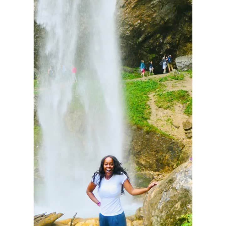 アジャ・ナオミ・キングのインスタグラム：「Chasing Waterfalls ❤️」