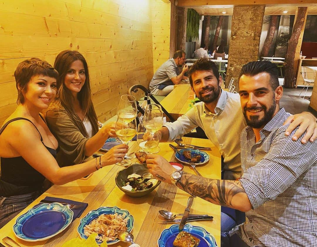 コケのインスタグラム：「Nuestros mejores deseos en vuestra vuelta  @alvaronegredo9 @amparo_84 a 🇪🇸!! Lo bien que nos cuida @qiqedacosta en @vuelvecarolina_qd ❤️❤️#esecadioe  Os queremos !!」