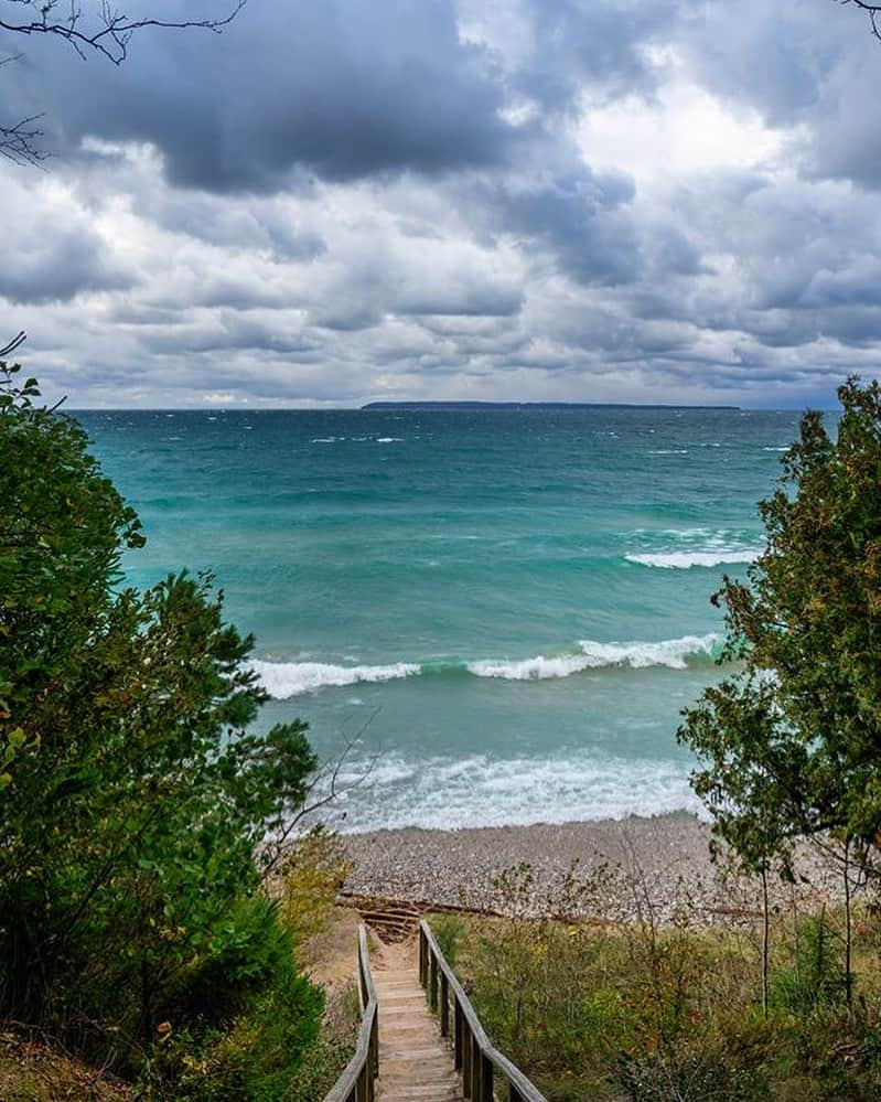 アメリカ内務省さんのインスタグラム写真 - (アメリカ内務省Instagram)「In some areas of Sleeping Bear Dunes National Lakeshore in #Michigan, the sandy bluffs tower as high as 450 feet above Lake Michigan. Luckily, stairs and trails make it easier for you to get down to the cool, blue waters and dynamic shoreline. The beaches and bluffs along Lake Michigan and around North and South Manitou Islands are always changing. The steep sandy faces occasionally slide tons of sand into the lake, which is quickly whisked up or down the coast by the almost constant wave actions. Observations like this make Sleeping Bear Dunes not only a place to admire the beauty of nature, but also its power. Photo by National Park Service. #SleepingBearDunes #usinterior」7月24日 0時30分 - usinterior