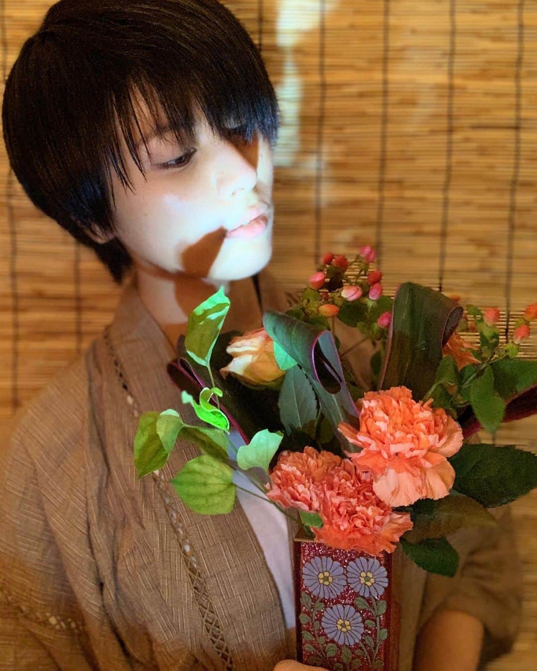 春川芽生のインスタグラム：「花を生ける系男子 もってきやした！！！！！！🌼🍈🍅🍁 #心得やいかにッ  いつぞや通りすがりのリサイクルショップで買ったお気に入りの花瓶。🌚☄️  #男装#和#和装#男装女子#🎑」