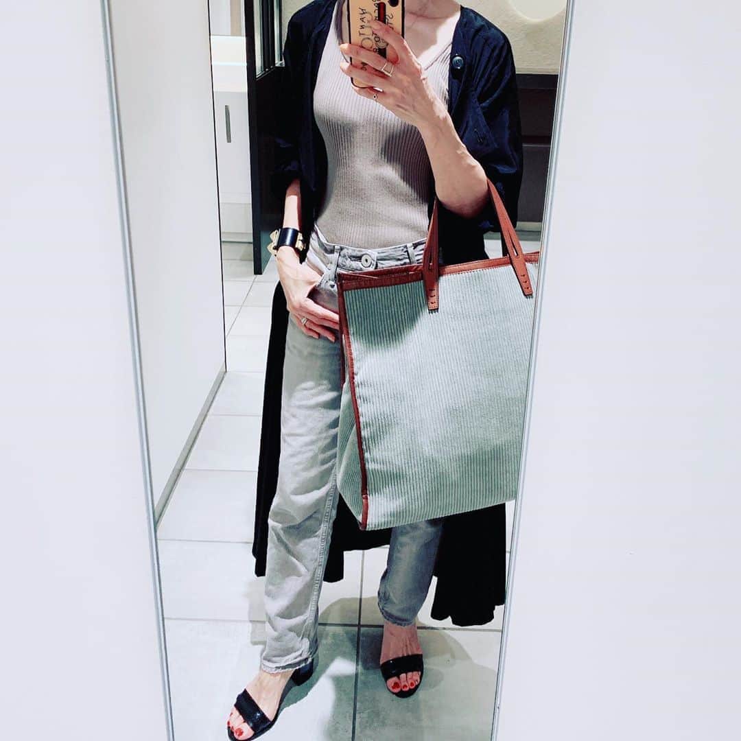 坂田陽子さんのインスタグラム写真 - (坂田陽子Instagram)「最近、マスクを 着替える　ように楽しみ始めたかも笑 ・ 黒のアウター、　@chaos_tokyo.jp に合わせて @roomno.8_official  の#お洒落マスク」7月24日 0時45分 - yokosakata
