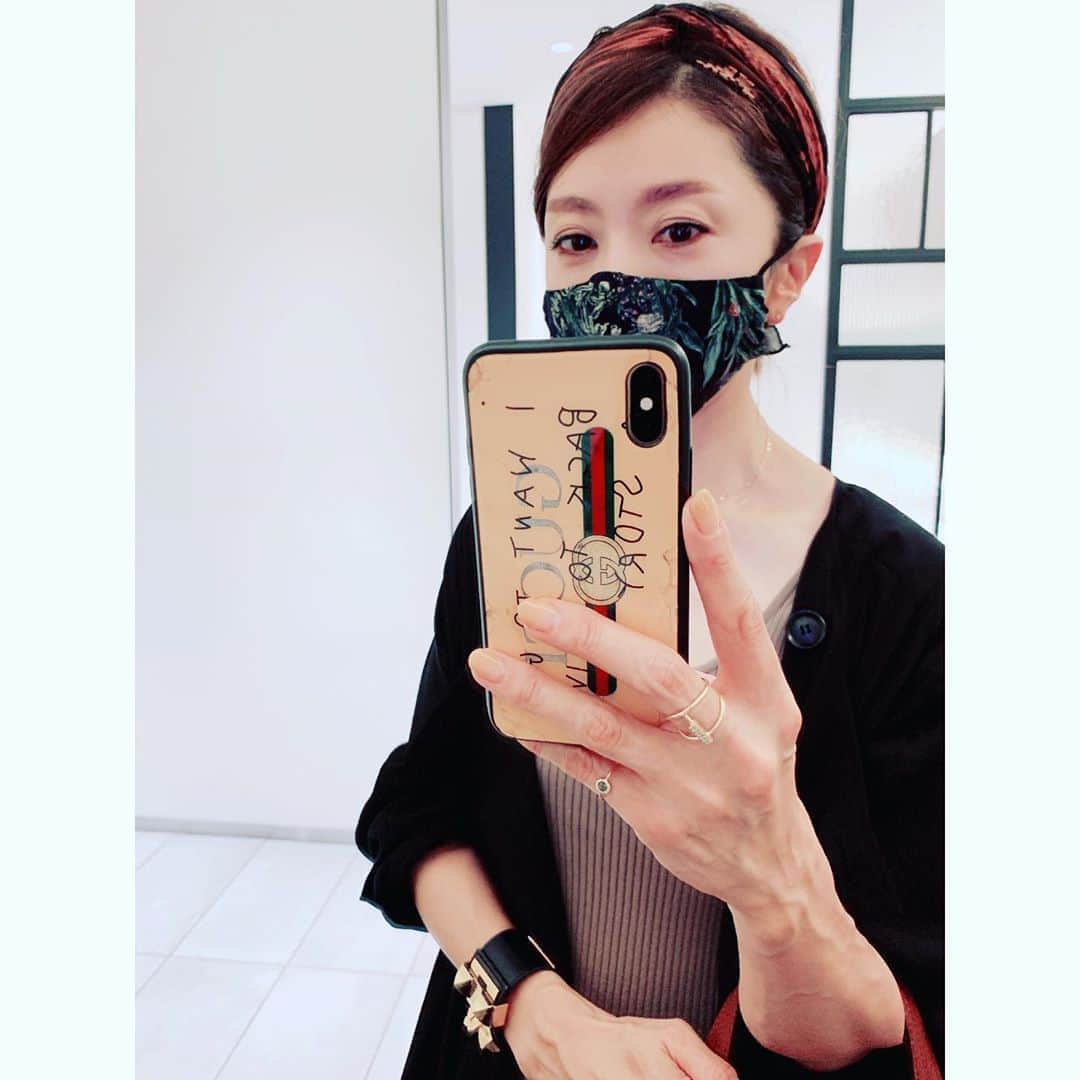 坂田陽子さんのインスタグラム写真 - (坂田陽子Instagram)「最近、マスクを 着替える　ように楽しみ始めたかも笑 ・ 黒のアウター、　@chaos_tokyo.jp に合わせて @roomno.8_official  の#お洒落マスク」7月24日 0時45分 - yokosakata