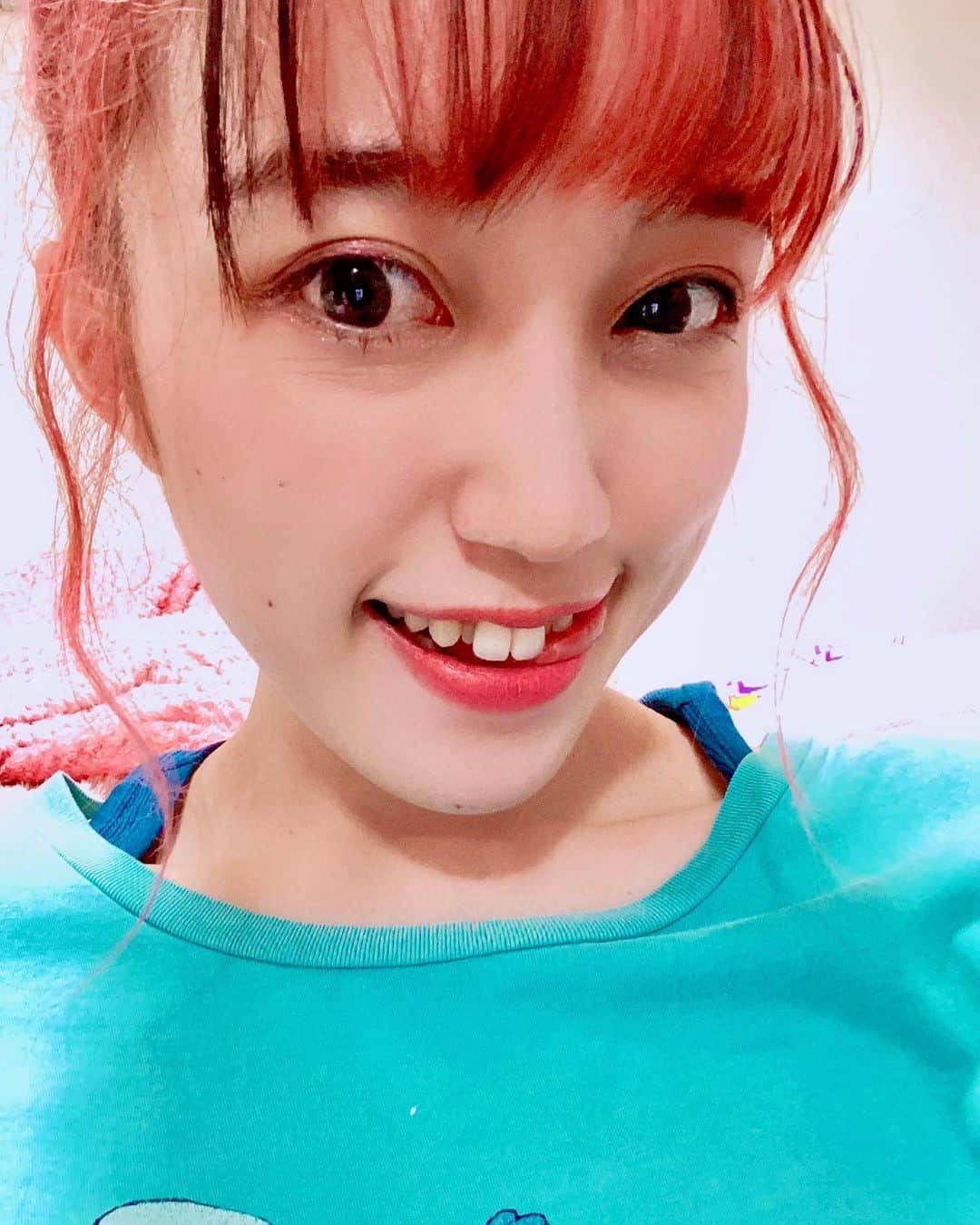 彩南(Ayana)のインスタグラム：「Natural Brightness 南青山店 @natural_brightness  . 行ってまいりました✨ . とにかくとにかく。安くで驚きっ‼️ . 初めての方でも . 丁寧に説明していただけるので安心です😌 . 医療ホワイトニングと違って 「歯の汚れを落として元の白さに戻す」 というもので、4回くらいすると 元の白さに戻るみたいです🎵 . わたしはコーヒー大好き人間で 諦めてたけど🤦‍♀️ . 思ったよりも白くなってめちゃ驚きました🤤 そして、テンションブチ上がり。笑 . 彩南の紹介で予約すると 初回2980円で2回できて、さらにインスタ投稿で1回無料！(7月末まで) . になるのでよかったら受けてみてね🎶 .  #model  #music #female_beatbox #sk8fashion #girl #dancer #workout  #sexy #fitnessgirl #skateboard #sk8  #fitness #dance #sk8girl #beatboxer #beatbox ＃beatpia #female_beatboxer #モデル#グラビア #ダン#ホワイトニング#セルフホワイトニング」